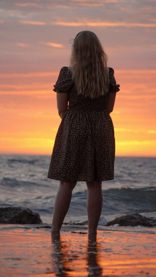 Jag brukade sörja mina ungdomsår och att barnen växer upp för snabbt.
Men efter att livets skörhet nu har gjort sig påmint för mig redan vid 40, känner jag mig yngre än på länge!
Det är ett privilegium att få bli gammal och en ynnest att få vara med när barnen blir stora.
Just nu blir det extra viktigt att få vara i min egen kreativitet – måla, läka & dansa som om ingen såg mig!
Men jag jobbar också bakom kulisserna för att kunna fortsätta fullfölja mina drömmar så fort jag mår bättre!
Och kom i håg - du är också ung och tiden för att följa ditt hjärta är Nu, vänta inte. ❤️
.
.
.
.
.
.
.
.
.
.
.
.
#bröstcancer #dansterapeut #traumainformeraddansterapeut
#levalivet #dansterapi #konstterapi #40+ #göteborg
#inredningshjälp #förungförattdö #bc #kreativitetsomläkning #psykiskhälsa #frigörandedans #kvinnoröver40 #attbligammal #tacksamhet #