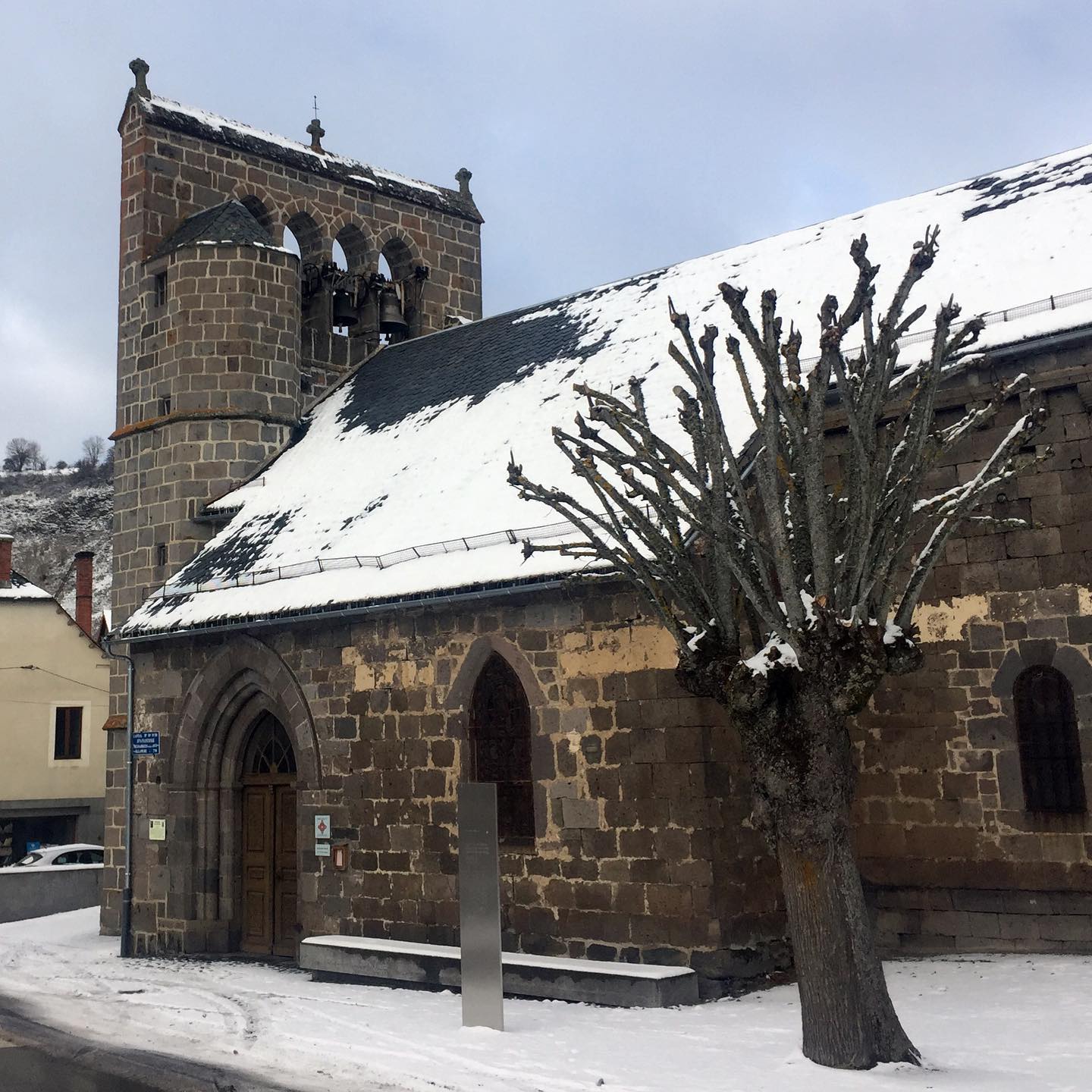 Première neige ❄️❄️ sur notre belle église Sainte Anastasie #adesacantal #sainteanastasie #hiver #auvergnerhonealpes #cantal