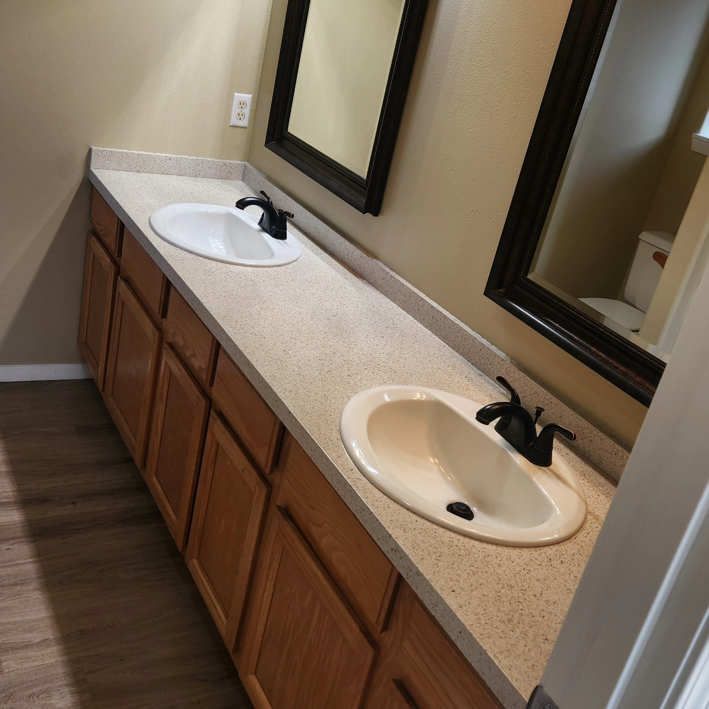 Happy Friday. Cliff Stone Fleck sprayed counter. A fraction of the cost for replacement and completed in 5 total hours. We are proud of our work. #smallbusiness #Eugene #Portland #salem #oregon #lowerpnw #corvallis #albanyor #Sandiego #southerncalifornia