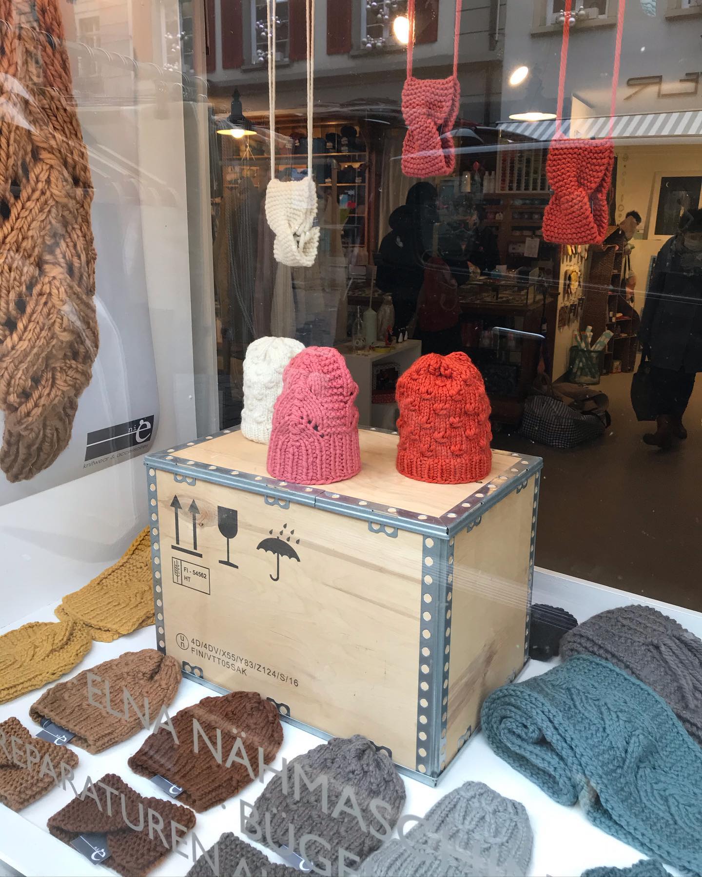 SCHAUFENSTER im Dezember @kaufhaus_zum_glueck
Das Dezember-Schaufenster im Kaufhaus zum Glück in Aarau ist bereit. Viele farbenfrohe Artikel warten auf Euch. Ihr könnt die Mützen, Stirnbänder und Schals vor Ort probieren und erwerben.
Oder vielleicht strickst Du lieber selbst? Lass Dich überraschen, es gibt auch 2 verschiedene Anleitungen im Laden. Und wer weiss, vielleicht findest Du noch andere tolle Geschenke für Weihnachten - ein Besuch lohnt sich.
Ich bin sehr dankbar für die Möglichkeit im Kaufhaus zum Glück ausstellen zu dürfen & freue mich sehr über unsere Zusammenarbeit. Ganz herzlichen Dank, Karin.
#einstückvomglück #kaufhauszumglück #aarau #schaufenster #dezember #winter #wolle #gestricktes #buylocal #buyfrompeopleyouknow #fashionrevolution #slowfashion #diy #knit #knitwear #knitwearolten #nie_knitwear #olten #tricot #patterns #workshops #togetherbetter #regional #fashion #designer #mütze #stirnband #schal