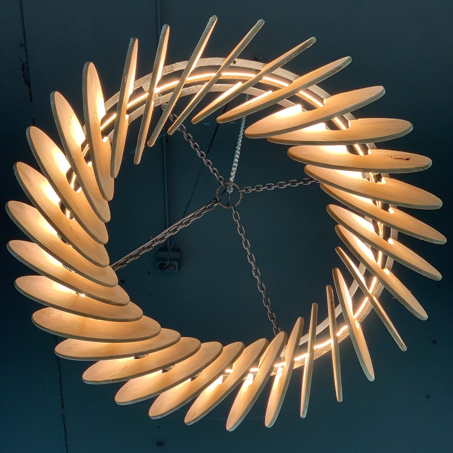 This is also our work.
Search for the best woodworkers to make awesome things for our total design. ❤️
Thanx @houtatelierrianne for this beautiful lamp. 🙏
#design #dezeen #dekoploper #officeplace #interiordesign #details #light #lamp #woodworking #lovethis #designer #itisallaboutdetails