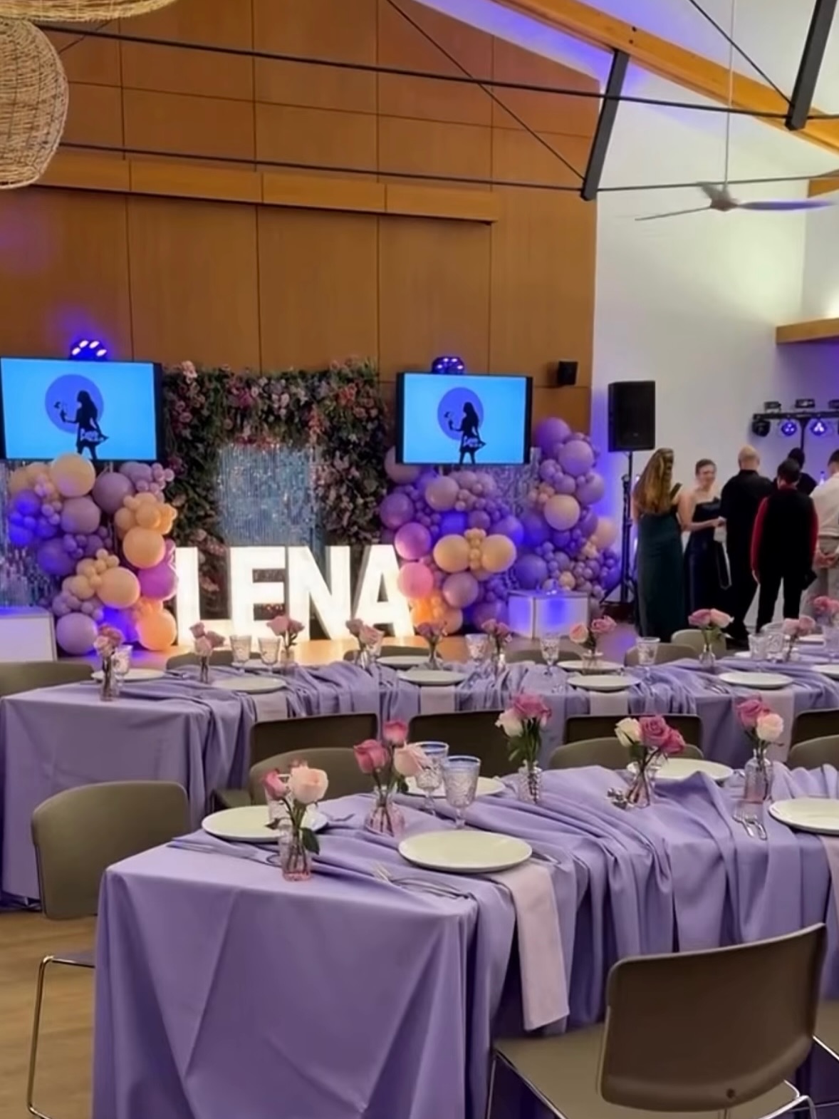 If you have a bar or bar mitzvah coming up, we’re ready to light up your big day! 💡✨🪩
Planning and balloons by @funandconfetti
#barmitzvahdecor #batmitzvahdecor #marqueeletters #alphalitsiliconvalley #batmitzvahplanner