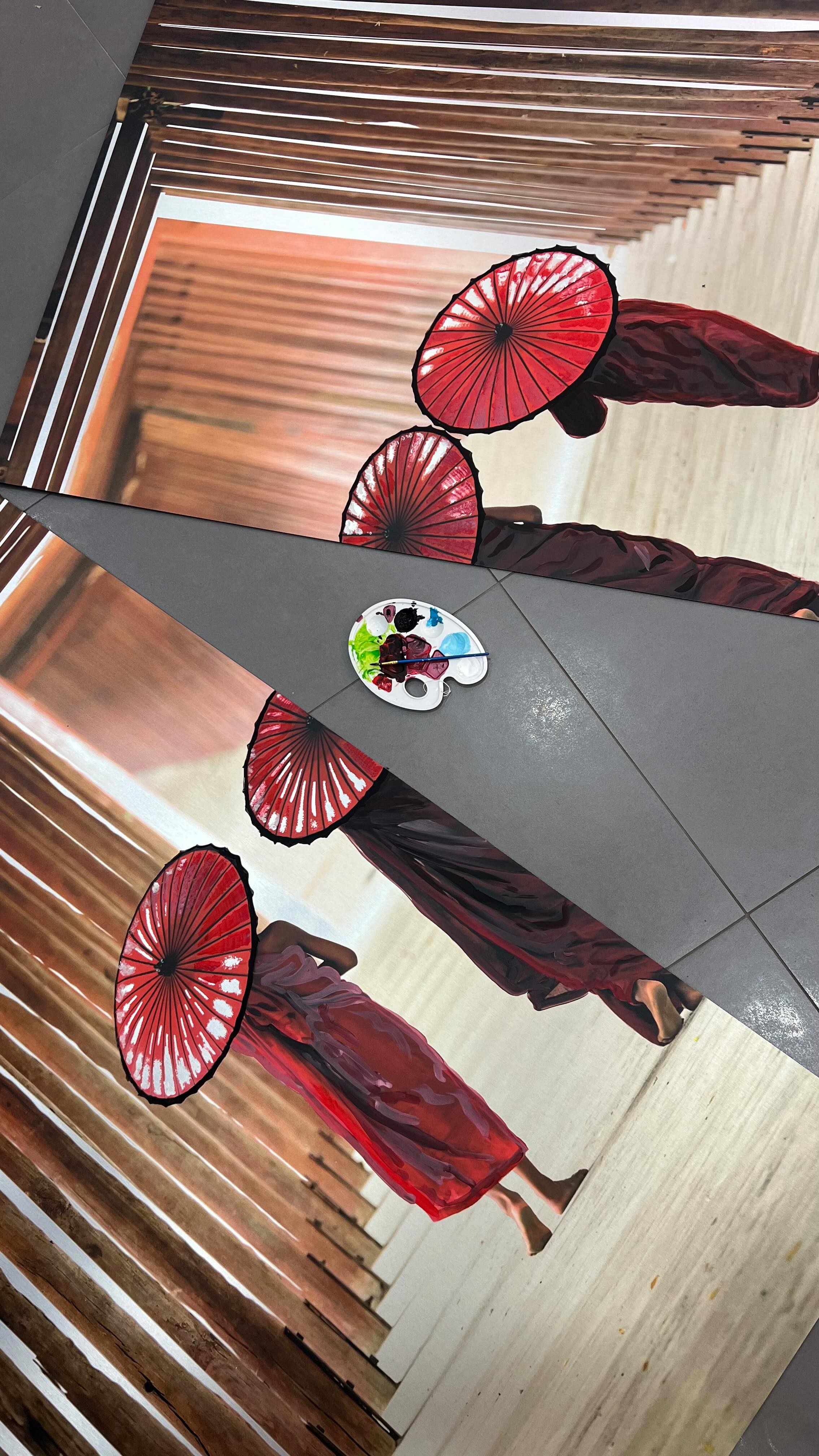 ✨ Ein besonderes Kundenprojekt ✨
Zwei Bilder.
Je 1,70 × 1,20 m.
Ein Motiv – und eine echte Herausforderung.
In so großen Formaten zu arbeiten bedeutet, jedes Detail neu zu denken: Wirkung, Tiefe, Rhythmus.
Die drei Figuren mit den roten Schirmen bewegen sich durch eine endlose Holzarchitektur – ruhig, fast meditativ, und dennoch voller Spannung. Das intensive Rot setzt einen starken Kontrast und zieht den Blick unweigerlich in die Szene hinein.
Solche XL-Formate zu malen und zu erschaffen ist für mich jedes Mal etwas Besonderes – körperlich, kreativ und emotional. Genau das macht diese Arbeit so einzigartig.
👉 Was sagt ihr zu den zwei Bildern ?
#kundenwunsch #großformat #xlkunst #kunstprojekt #aluminiumdibond wandkunst customart artforspaces statementpiece