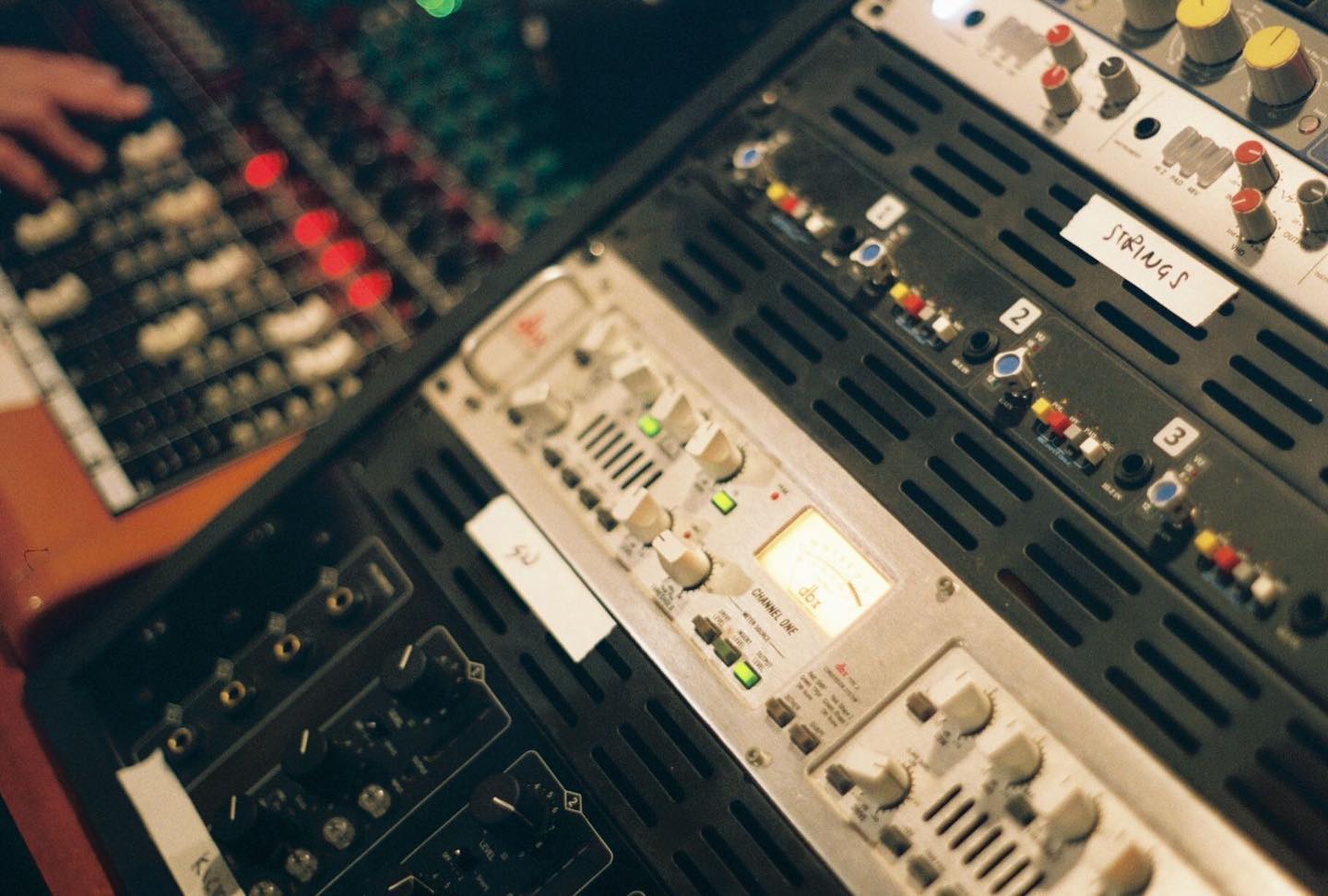 New website w/ updated gear and client playlist! Link in bio. We’d love to help with your next project.
📷 @ange_gamine
.
.
.
.
.
#recordingstudio #dentontx #dentonmusic #dfwmusic #txmusic #recording #mixing #musicproduction #toft #toftatb #ssl #sslxlogic #focusrite #apiaudio #api3124 #dbx #universalaudio #ua4110 #controlroom #preamp