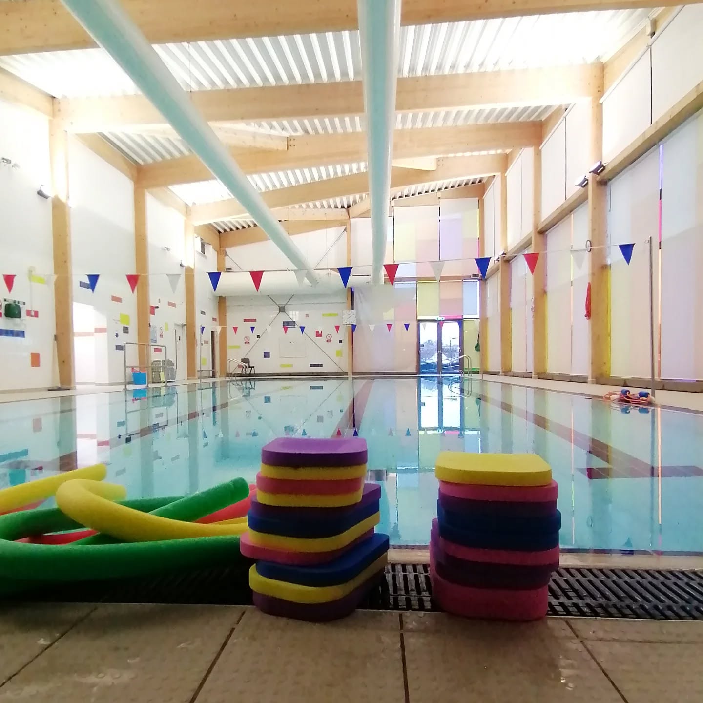 Looking for swimming lessons? 🐠🐟
Get in touch to book a trial today. Try our lessons in a lovely warm, clean pool with lots of space. We can't wait to welcome you!
📍Whitings Hill Primary School Pool
📆 Every Wednesday during term time
⏰ 30 min lessons 3.45pm - 5.45pm
💙 Passionate, caring, fun teachers.
#batnet #barnetmums #barnetswimschool #learntoswim #privatepool