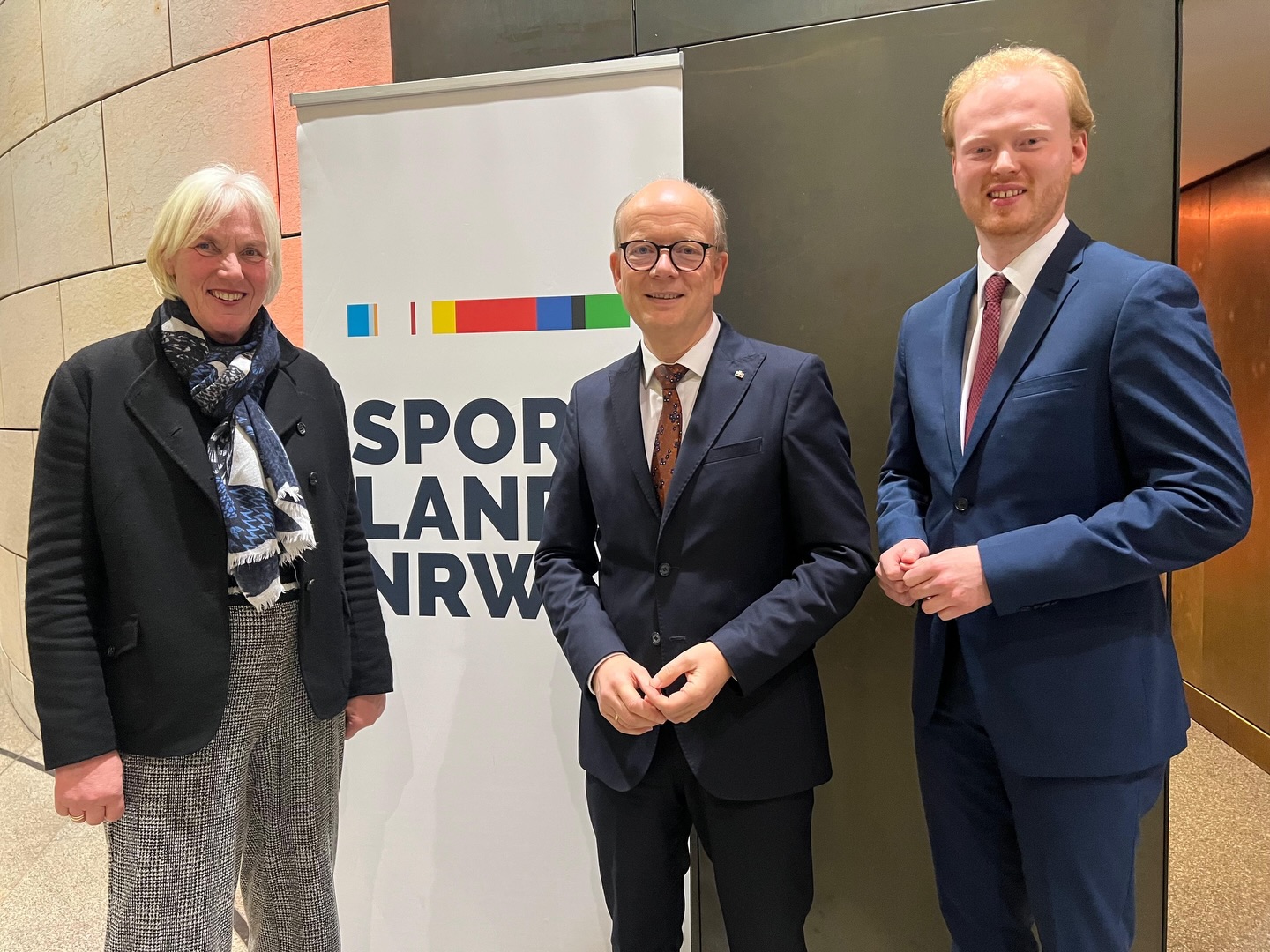🧑🔬 👨🔬🧪 Spitzenforschung in der Sportwissenschaft - NRW ist Sportland für Leistungssport und Breitensport
Gestern Abend wurden im Landtag der Landespreis und der Landesnachwuchspreis Sportwissenschaft verliehen. Eine Veranstaltung mit tollen Wissenschaftlern! Umrahmt wurde die Ehrung durch eine Performance von Daria Rebbert im Freestyle Fußball.
Ausgezeichnet wurden:
🎖️Prof. Dr. Miriam Kehne
🎖️Prof. Dr. Petra Platen
🎖️Prof. (em.) Dr. Wolf-Dietrich Brettschneider
🎖️Dr. Lena Henning
🎖️Dr. Niklas Joisten
Herzlichen Glückwunsch! 👏🏻
Sport verbindet Menschen und Generationen. Deshalb ist die Förderung des Sports, aber auch der dazugehörigen Sportwissenschaften von enormer Bedeutung.
Passend dazu ist NRW mit KölnRhein-Ruhr im Rennen um die deutsche Olympiabewerbung. Das sollen die kompaktesten, nachhaltigsten und spektakulärsten Olympischen Spiele werden! 🏃🏼🏊♀️⚽️🏟️
📸 Bowinkelmann/ privat