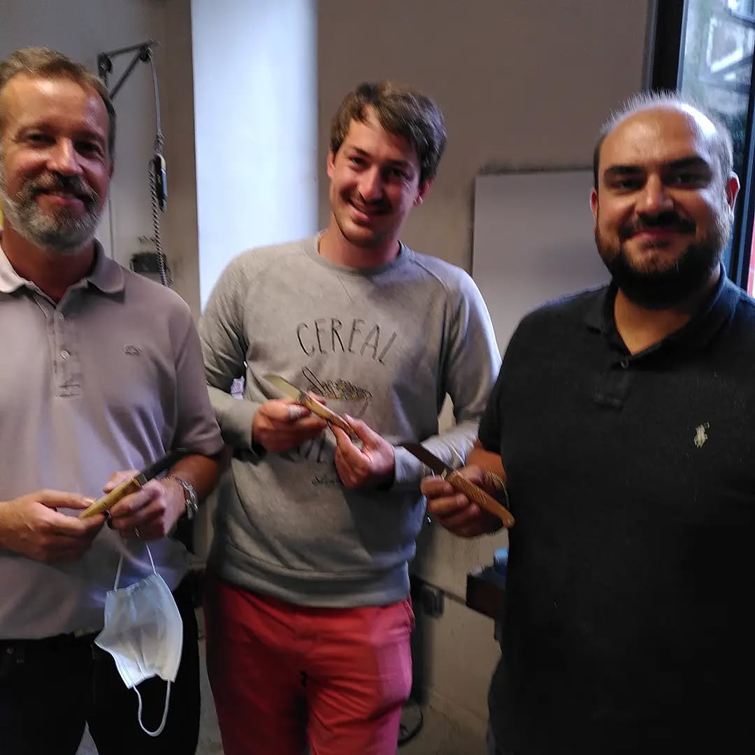 Trois stagiaires heureux d'avoir découvert la coutellerie