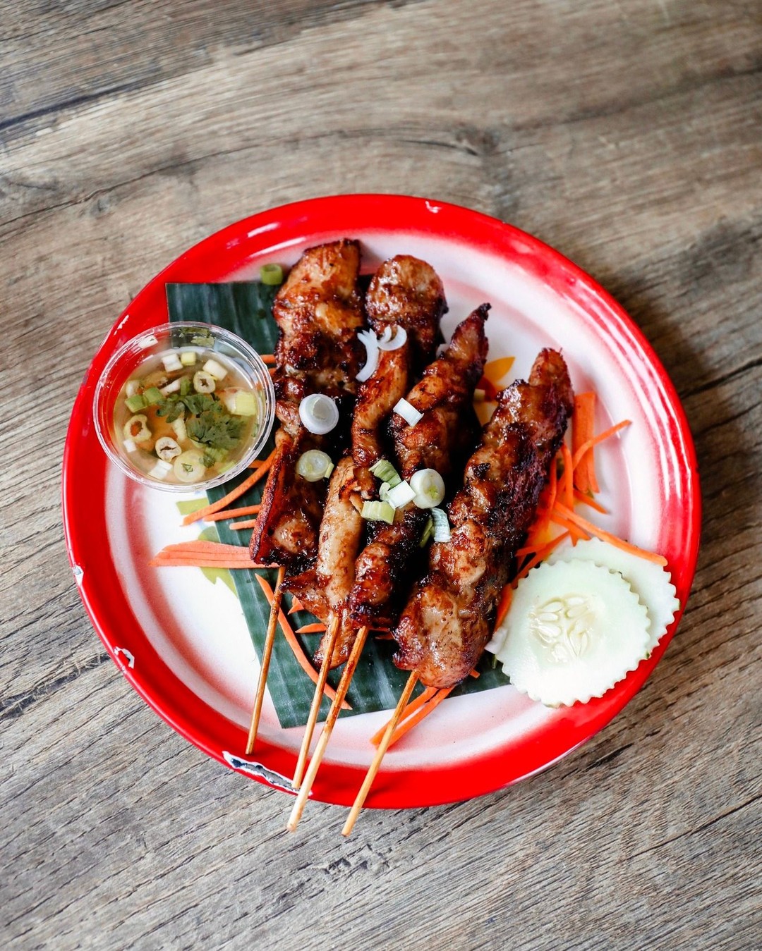 So simple. So good.
Pictured: Lemongrass Chicken Skewers
Photo: @siegefoodphoto
.
.
.
#sweetbasilmke #siègefoodphoto #chickenskewers #chickenkebabs #thaistreetfoods #thaistreeteats #grilledmeatstick #asianfood #laofoodmovement