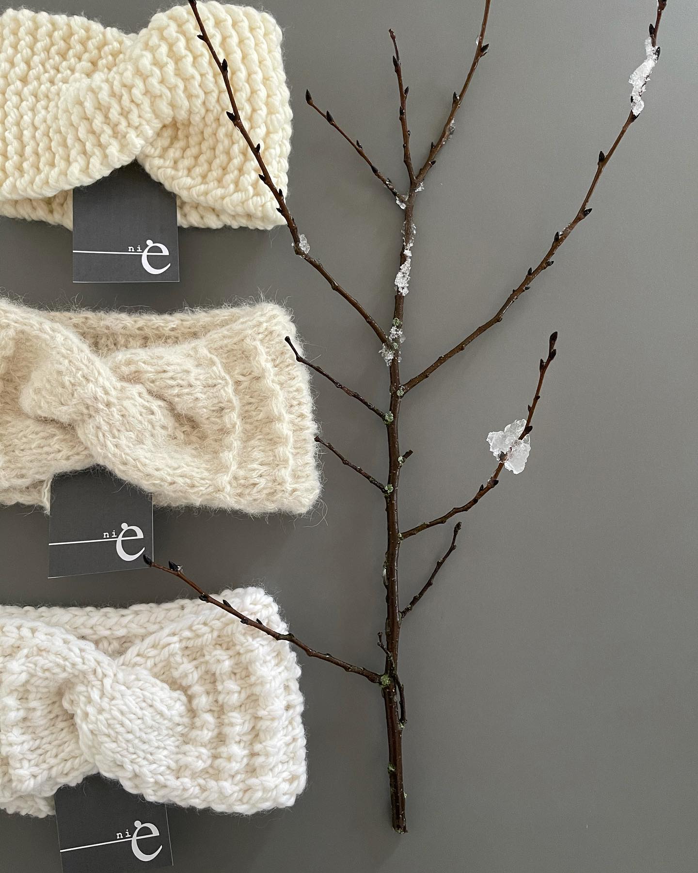 #weissistnichtgleichweiss
Diese tollen Stirnbänder gibts nicht nur in weiss, aber da das Wochenende so schön verschneit war, hab ich mal eine Runde weiss gestrickt ;-).
Alle Stirnbänder sind in meinem Shop erhältlich - schau mal rein...
#slowfashion #stricken #knit #whomadeyourclothes #buylocal #sustainable #nachhaltig #nichtnurfüreinesaison #warmeohren #nie_knitwear #knitwearolten #handknittedinswitzerland #madeinswitzerland #aarau #olten #solothurn #bern #zürich #basel #luzern