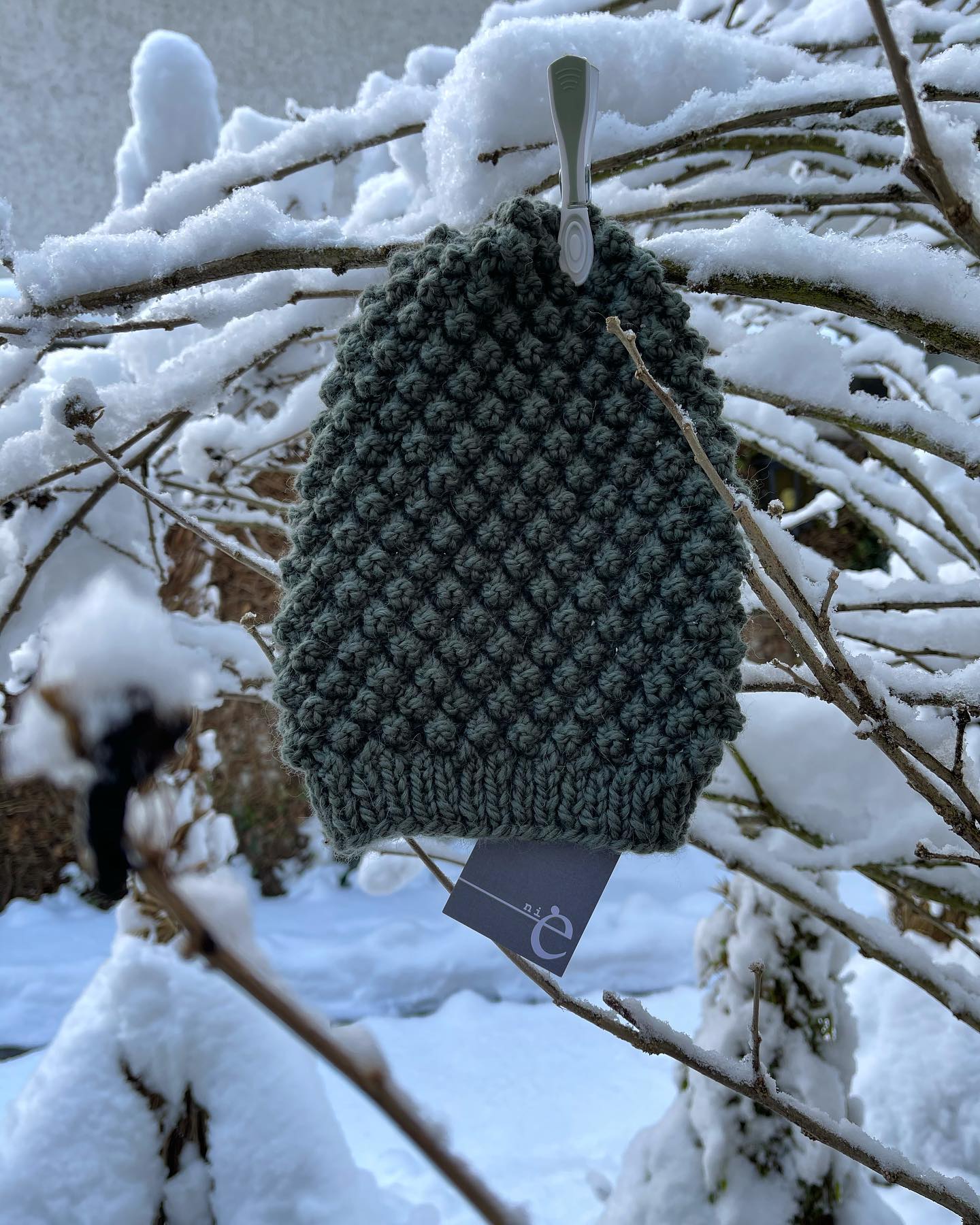 #winterwonderland
Traumhaft ist es, so hell, freundlich & irgendwie so still.
Für warme Ohren sorge ich - im Online Shop gibts die #mützebarbla in tollen Farben, 2 Grössen S & M/L und in kurzer oder langer Variante. Du hast die Wahl ;-)
Geniesst den Schnee!
#mützebarbla #mütze #barbla #wolle #kunsthandwerk #stricken #knit #tricot #slowfashion #fashionrevolution #nachhaltig #produziertinderschweiz #madeinswitzerland #handknittedinswitzerland #handgestricktinderschweiz #nie_knitwear #knitwear #fashion #beanie #aarau #olten #solothurn #nichtnurfüreinesaison #patterns #workshop