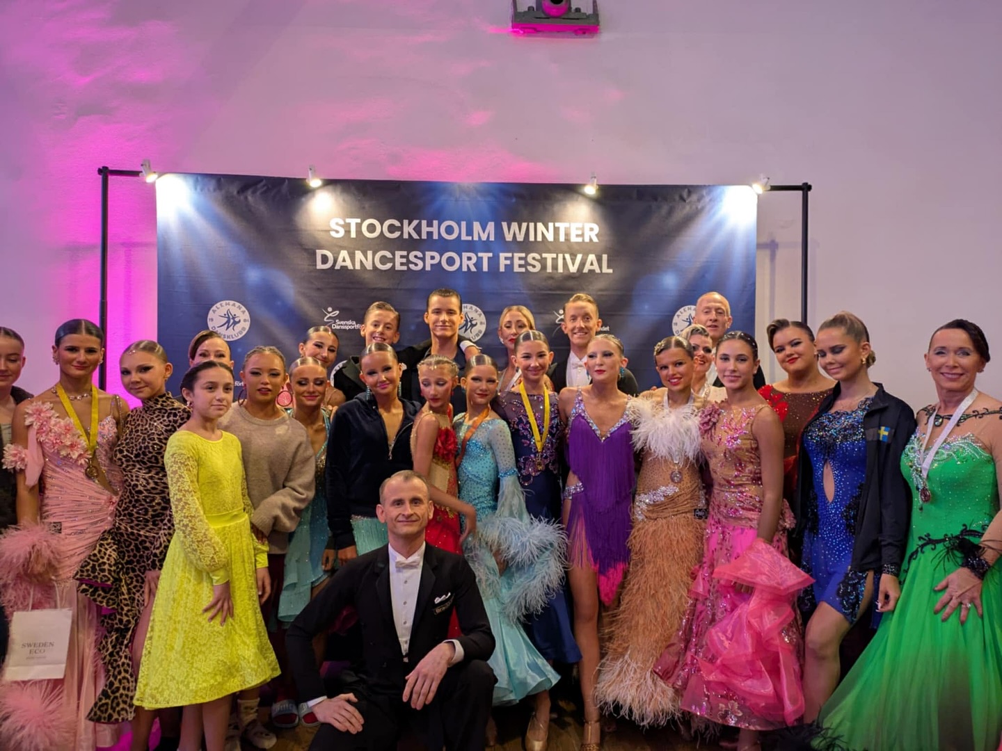 Tävlingssäsongen är igång! ✨
Lite bilder från gårdagens tävling!
Stort grattis till alla dansare – och till alla föräldrar som stöttar ❤️
Vi är så stolta.
Nu har vi ca 1 månad kvar till Swedish Open 🫶🏻#swedishopendance
Grattis också till Alemana för en fin tävling, som vanligt.
#wearemagictogether 💫 @alemanadk @svenskadanssportforbundet @standard_latin_tiodans_dsf @sthlmwinterdancesportfestival