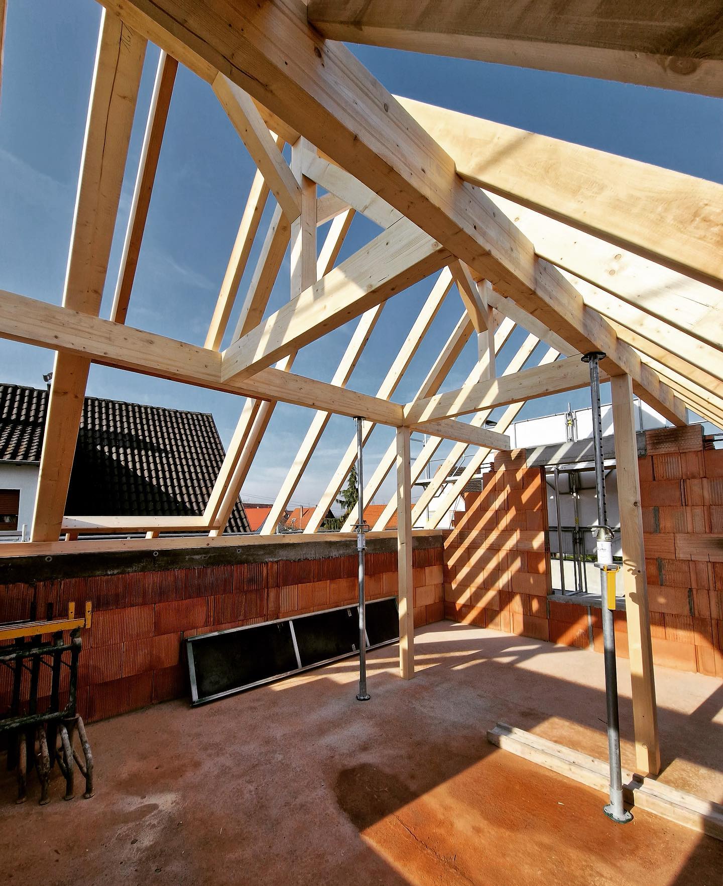 Montage d’une #charpentetraditionnelle #alsace #charpentier