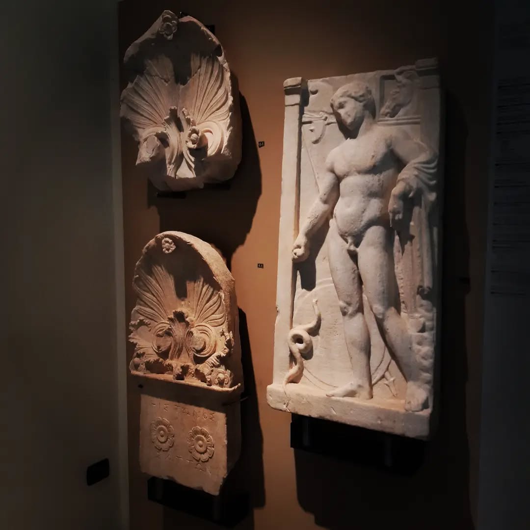 Rigore classico e preziosismi decorativi in queste stele al @museoarcheologiconazionaleta dalla necropoli di Taras.
IV secolo a.C.
#museitaliani #archeology #megalehellas #magnagrecia #archeologicalmuseum #Taranto #Puglia #southitaly #archeologia #viaggiareinpuglia #pugliagram #volgopuglia #volgotaranto #instapuglia #weareinpuglia #museumlover #Taras #martaranto #turismoculturale