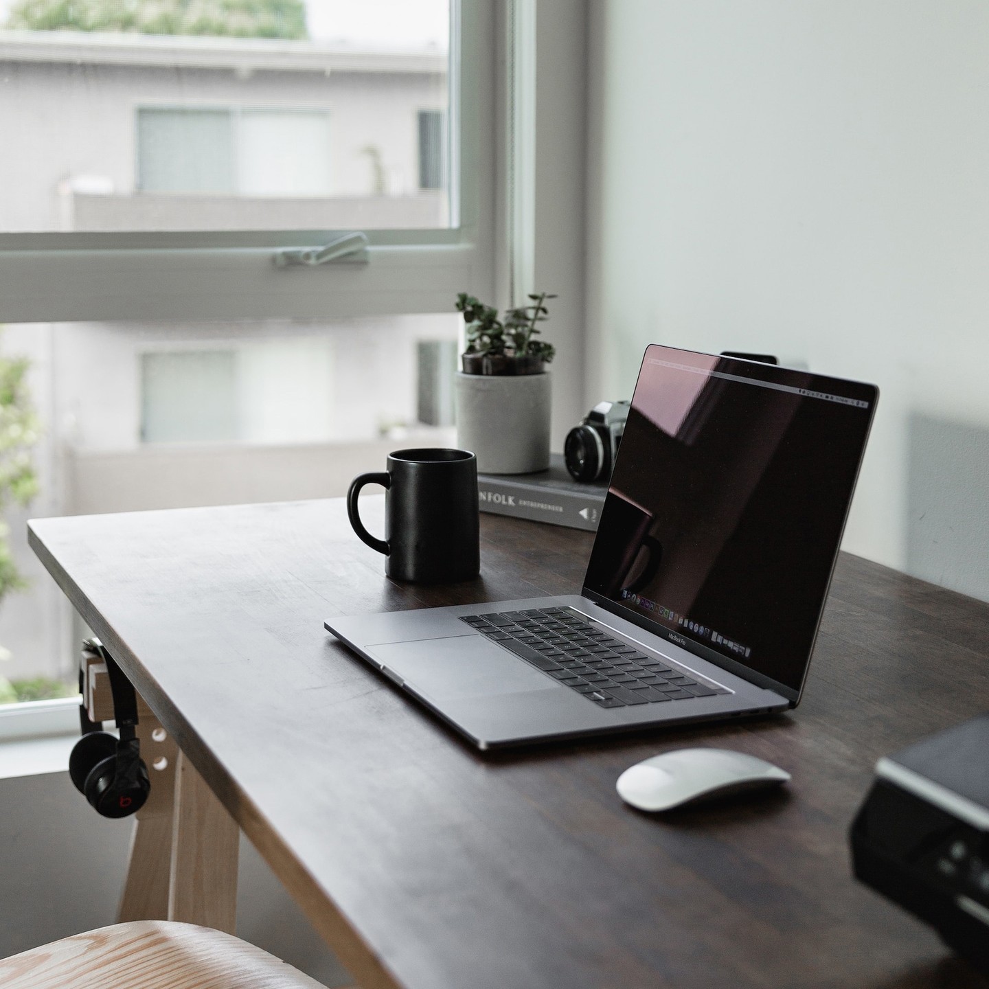 Feeling worn out at the end of the work day? When it comes to optimizing your workspace, I just discovered that windows belong next to you, not in front of or behind you. 🤯 "When a window is directly behind your computer screen, your monitor is surrounded by light and this causes eye strain. If you are seated with the window behind you, the sun will reflect on your screen ― and that can create a headache-inducing glare, too." Had to share! #homeofficedesign #workplacewellness
https://www.huffpost.com/entry/work-near-a-window-computer-screen-eyestrain_l_6000658bc5b691806c4fd567