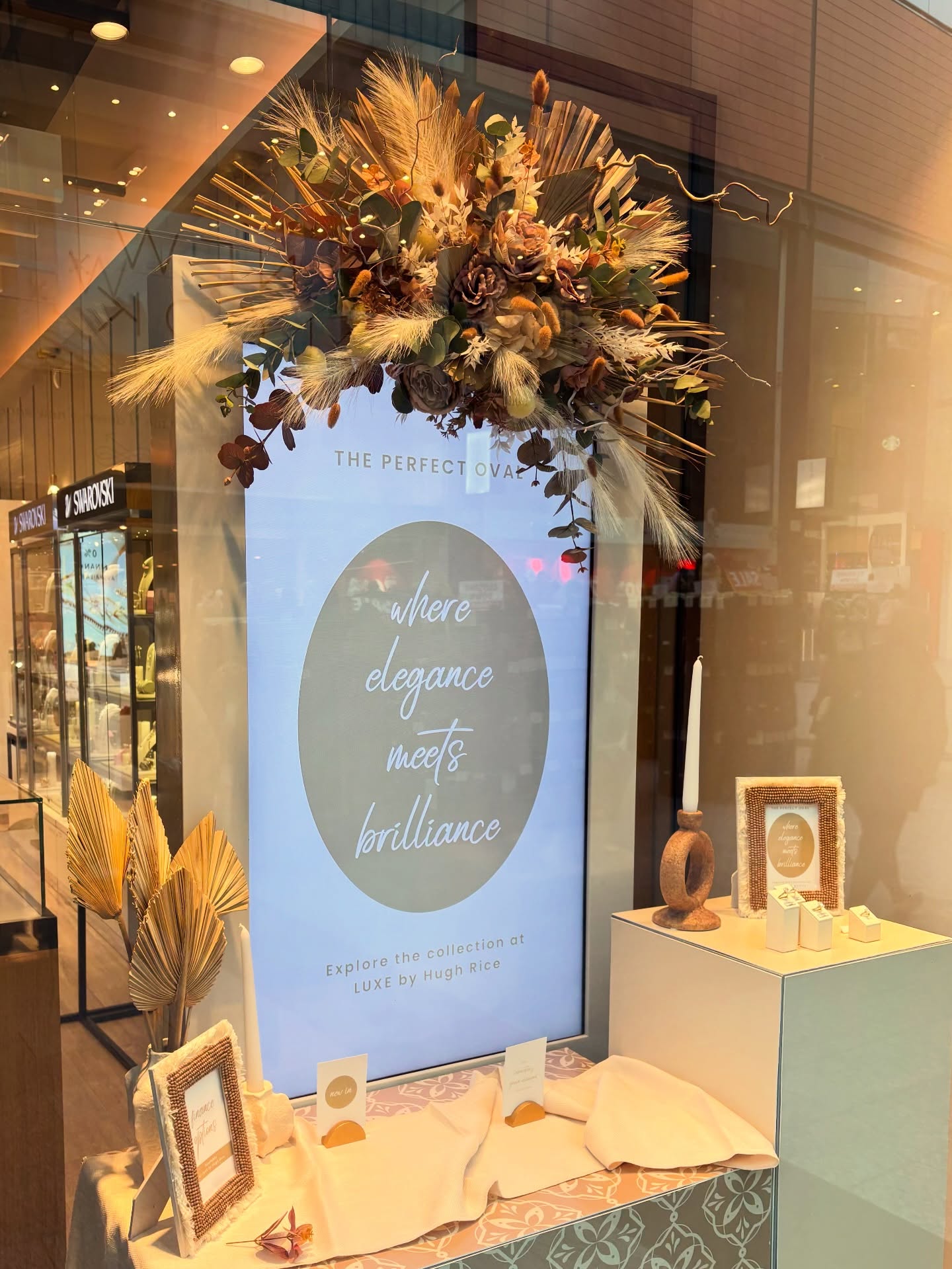 Luxe By Hugh Rice Window Display ✨
Always great working with this team, bringing their vision to life 💍
Thanks for having us
@luxebyhughrice
#LuxeByHughRice #WindowDisplay #VisualMerchandising #LuxuryRetail #TheGoldenThreadEvents