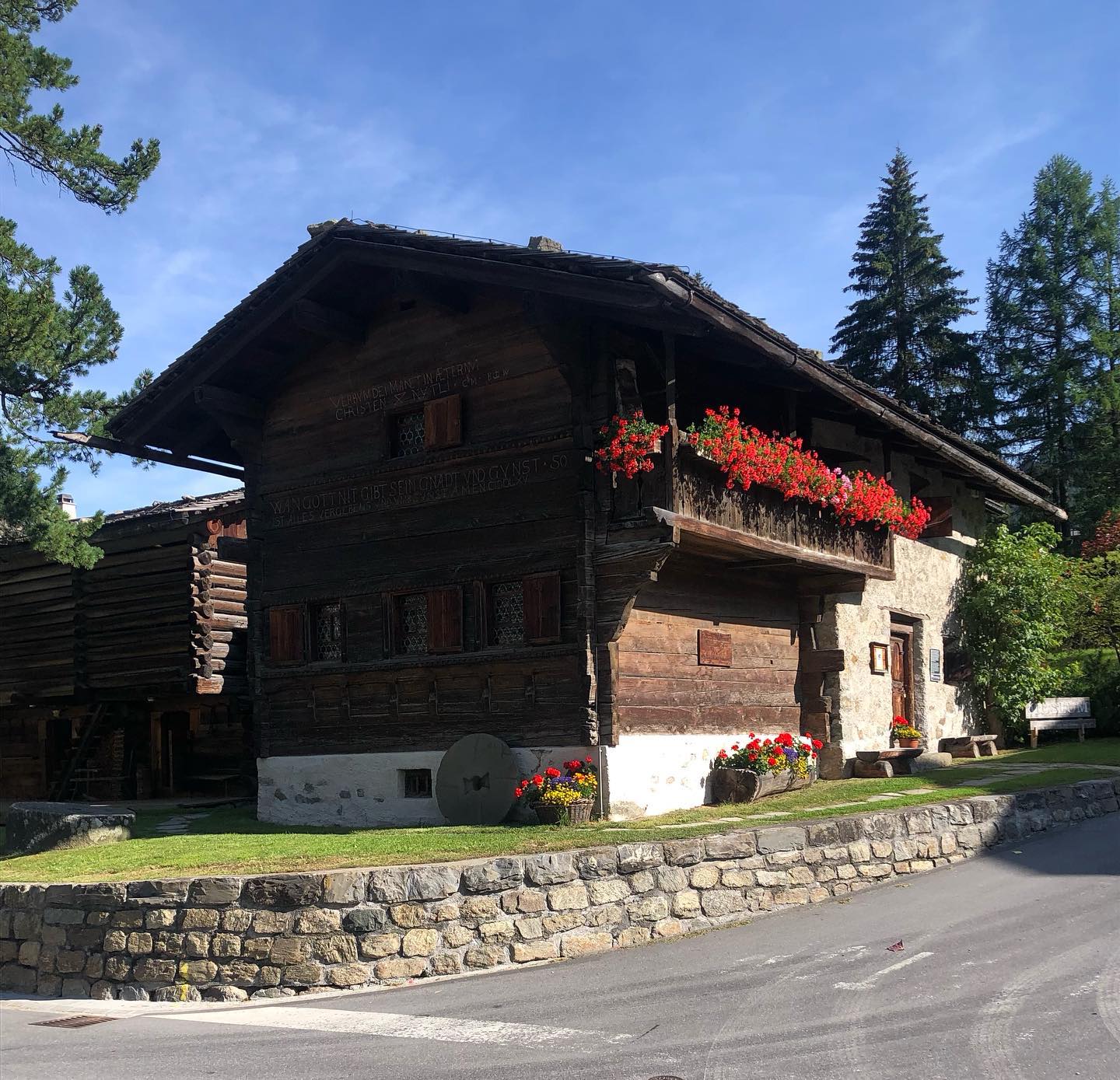 Herzlich willkommen auf der offiziellen Instagramseite vom Nutlihüschi in Klosters.🌲🏠🌞Unser eigentliches Profil wurde leider gehackt, weshalb wir hier ein neues eröffnen. :)
#nutlihüschi#klosters#heimatmuseum#prättigau#museum#aktivität