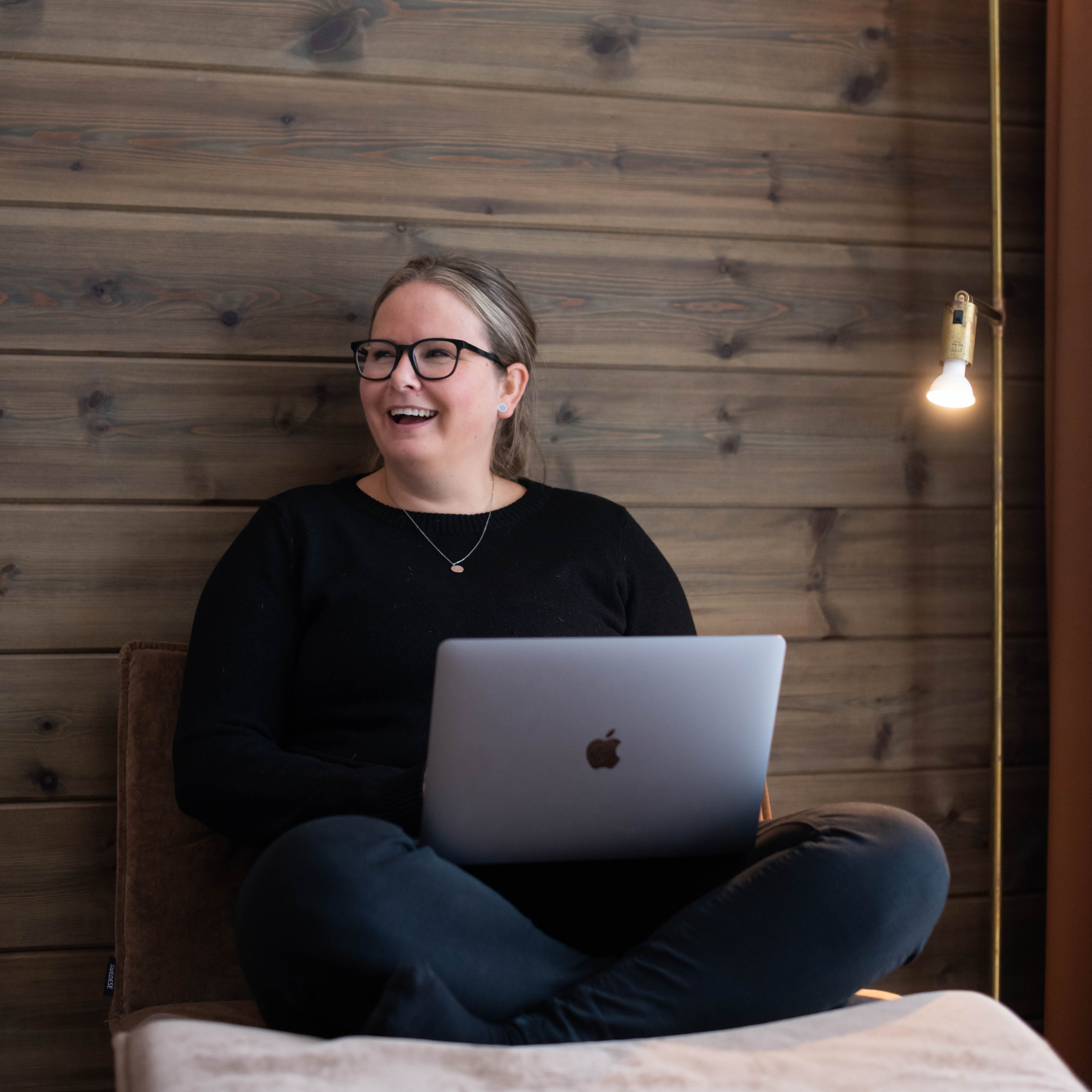 Välkommen fredag - är det veckans bästa dag? Jag tror ändå det för då släpps nytt avsnitt av Bäst i test. 😂
I veckan hade jag session med min coach och trots att jag känner lite motgång just nu så väljer jag ofta att se det positiva i saker och det var något hon uppmärksammat.
Även om det är små grejer så försöker jag att hitta dem.
För vad får jag genom att vara bitter och bara se det tunga eller negativa…
Detta mindset tror jag kommer från min tidigare arbetsgivare, hon var alltid positiv trots motgångar och hon är en person jag ser upp till. Även om jag inte är lika pepp och positiv som henne så kanske jag blir det en dag?
Försöker du också hitta det positiva när det är lite tungt? Eller gör du tvärtom? 🍀
#egenföretagare #egetföretagande #entreprenörskap #entreprenörsliv #entreprenör #drivaeget #designer #grafiskdesigner #brandingdesigner #onlineföretagare #drivaeget #drivaföretag