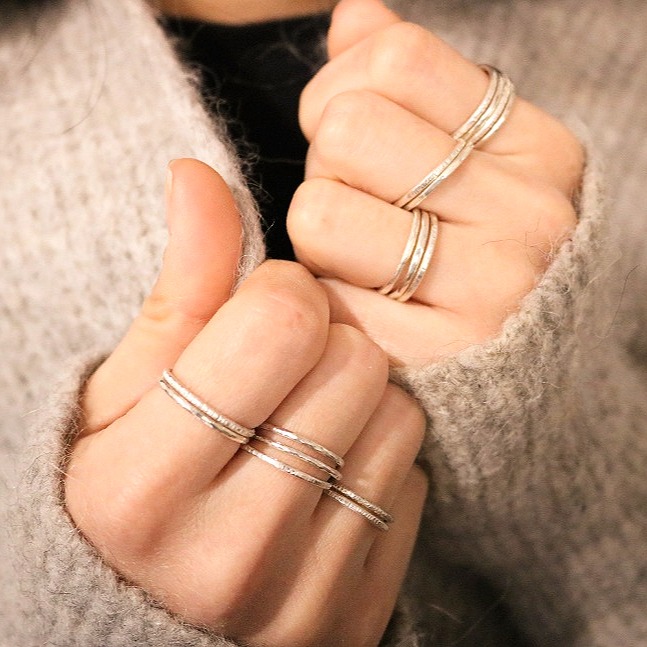 ✨ Nouvelle lumière sur l’argent ✨
Des lignes fines, martelées à la main, qui captent la lumière à chaque mouvement.
Ces bagues en argent 925 font partie des créations que je façonne lentement, dans mon atelier à La Baule, en très petites séries.
J’aime leur simplicité apparente, le jeu de textures, et ce qu’elles racontent du geste, du métal, du temps.
Des bijoux à porter tous les jours, seuls ou en accumulation, comme une seconde peau.
📸 Nouvelles photos disponibles sur le site
🔗 Lien en bio
#bijoufaitmain #argent925 #artisanat #atelierelysa #bijouxcontemporains #faitenfrance #creatricedebijoux #bijoupoétique