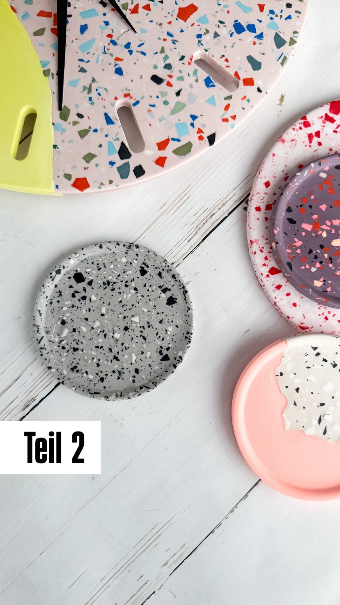 Terrazzo selber machen - Teil 2✨
Viele denken, dass beim Gießen viel schiefgehen kann. Dabei ist Terrazzo viel unkomplizierter, als es oft wirkt.
👉 Terrazzo besteht immer aus zwei Komponenten:
• der angerührten Gießmasse (sie bildet die Basis)
• und den Terrazzo Chips
Zum Gießen kannst du jedes Gießpulver verwenden – klassisches Gießpulver wie z.B. Raysin, Keraflott oder Keraquick genauso wie Zwei-Komponenten-Gießmassen wie Jesin oder Jesmonite.
💡 Gut zu wissen:
Die Terrazzo Chips aus Schritt 1 lassen sich frei kombinieren – auch unterschiedliche Materialien und Farben (z.B. Jesin-Chips in einer Keraflott-Basis).
🪄 Faustregel:
Je mehr Chips du einrührst, desto dichter wird später das Terrazzo-Muster. Mit der Zeit bekommt man dafür ein gutes Gefühl – das kommt ganz von selbst :)
Nicht erschrecken:
Nach dem Entformen ist vom schönen Terrazzomuster meist noch nicht viel zu erkennen. Das ist ganz normal. Im nächsten Schritt gehts ans Schleifen und wir legen das feine Terrazzomuster frei 🤍
Hast du Terrazzo schon einmal gegossen, oder wäre das dein erstes Projekt?
.
#diy #terrazzo #raysin #jesin #selbermachen