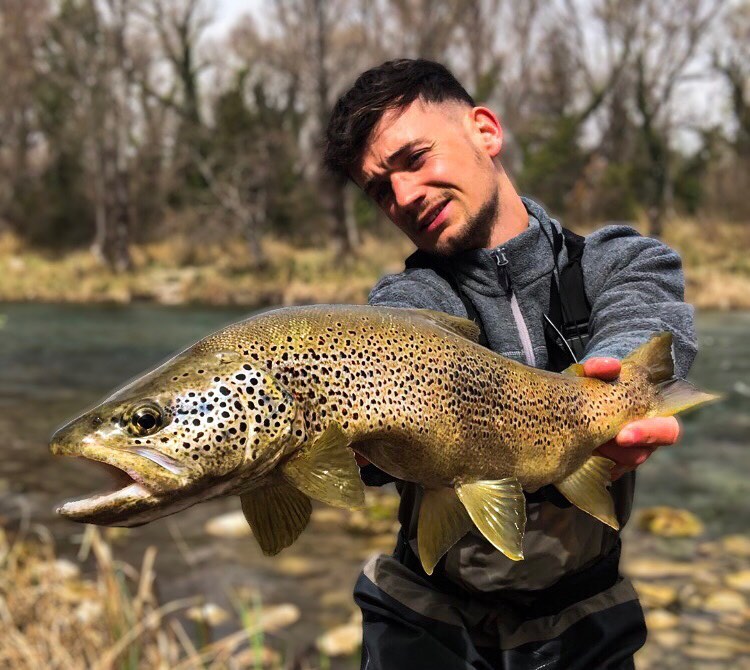 Une jolie truite prise en nav sur une bordure avec une petite cuivre Halieutique 😇
Merci pour toutes vos commandes et tous vos retours de prises 😍
J’ai créé un hashtag pour que l’on puisse partager tous nos poissons capturés avec les mouches Halieutiques ➡️ #MouchesHalieutique
N’hésitez pas à me taguer et à mentionner ce hashtag dans vos stories et vos publications afin que je repartage vos poissons 😇
#flyfishing #trout #troutfishing #troutcandy #troutcreek #troutbum #troutflies #troutfly #flyfishingwyoming #flyfishingaddict #flyfishingphotography #flyfishingart #flyfishingadventures #peche #pecheur #pêcheur #pechefrance #pecheauleurre #pechealamouche #truite #truitefario #bigtrout #browntrout #troutfishing #grayling #truitesauvage #troutlife #troutlures #release #nokill
