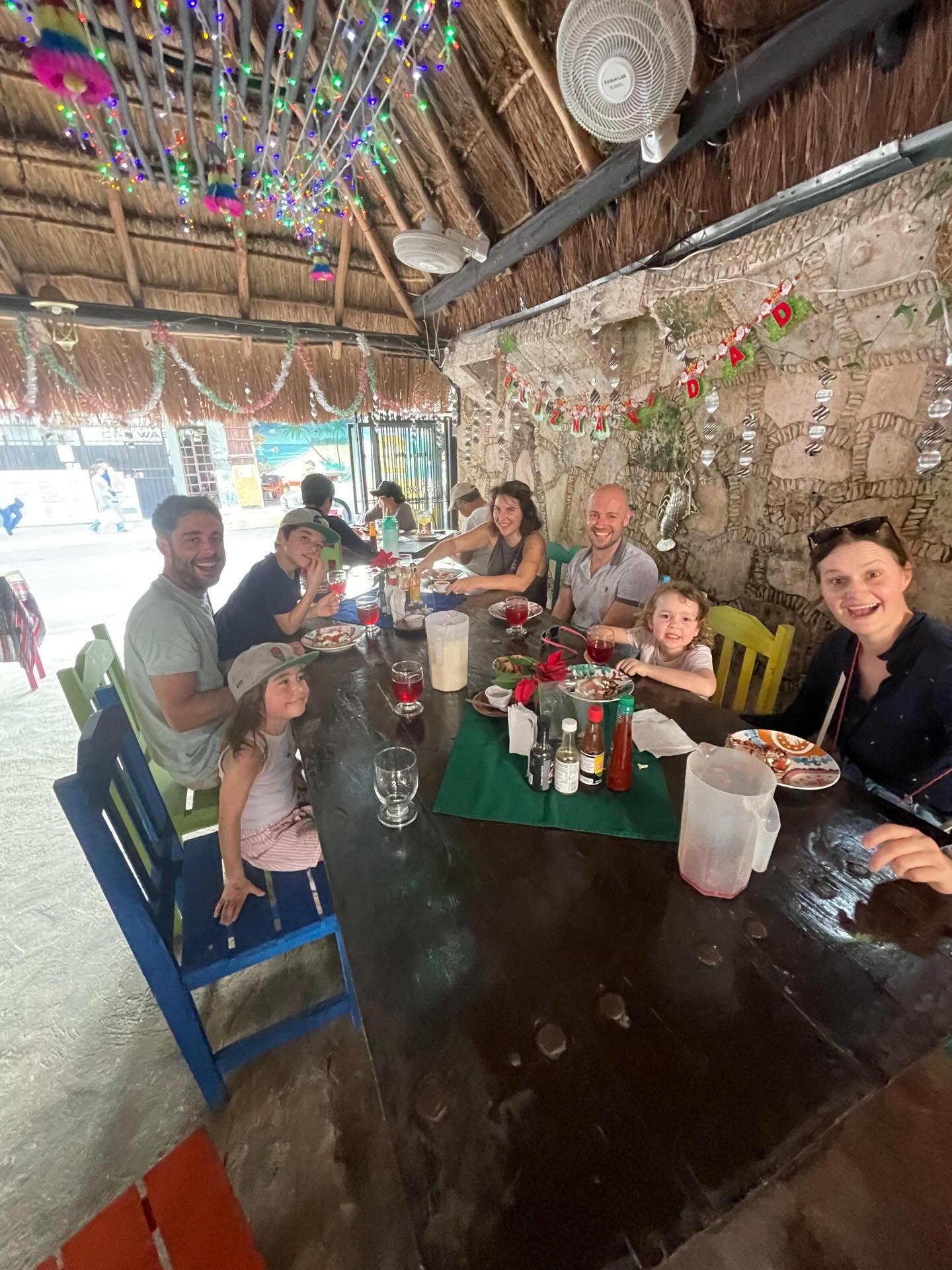 🍽️🌴 Family time tastes better in Playa del Carmen — going out together to enjoy the best food, great vibes, and moments everyone will remember. ❤️✨ #PlayaDelCarmen #FamilyDining #GoodFoodGoodTimes
