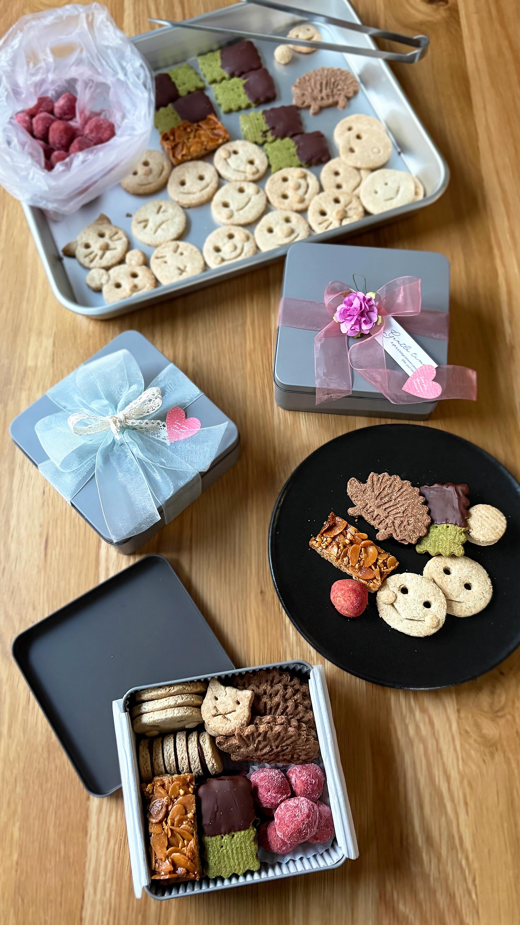 【そば粉のクッキーアソート缶できました♪】
2026年モリ乃ネキッチンスタジオでの最初のイベントは『そば粉100%を愉しむ教室』
でした。
1月は《おやつの会》で「そば粉のクッキーアソート缶」。
6種類のそば粉のクッキーを四角い缶に詰めて、ラッピングしてお持ち帰りいただきました。
☆スマイルクッキー
☆緑茶チョコクッキー
☆チョコサンドクッキー
☆スノーボール・いちご
☆そばの実フロランタン
☆スパイスクッキー
まずは、“基本のそば粉のクッキー生地”でそれぞれのスマイルクッキーづくり。
つくるみなさんの顔もにこにこスマイル♪
この基本の生地は他のクッキーのベースにもなり、サクッと軽い食感で香ばしく、つい手がのびてしまいます。
基本の生地をアレンジした他のクッキーは、みなさんで仕上げ作業をし、焼き上がったスマイルクッキーと一緒に缶に詰めました。
可愛らしくてワクワクする、みなさんそれぞれのクッキーアソート缶ができ上がりましたよ!
実習の後は、6種類のクッキーの試食を兼ねたおやつの時間。またまたスマイル♪
“基本のそば粉のクッキー生地”で、こんなにもバリエーションに富んだクッキーがつれるなんて!とか、そば粉のクッキーにハマりそうです!という驚きと喜びの声が。
益々そば粉100%の魅力が広がりました。
次回2月の教室は《お料理の会》で
「そば粉のベーグル&カブのそば粉クリームスープ」をつくります。
それと、今回のそばの実&そば粉のフロランタンは、3月の教室で詳しいつくり方をご紹介しますよ。
2月・3月の教室は近日募集開始します。
.
.
.
#そば粉のクッキー
#クッキーアソート缶
#グルテンフリーのおやつ
#そばの実カフェsora
#モリ乃ネキッチンスタジオ