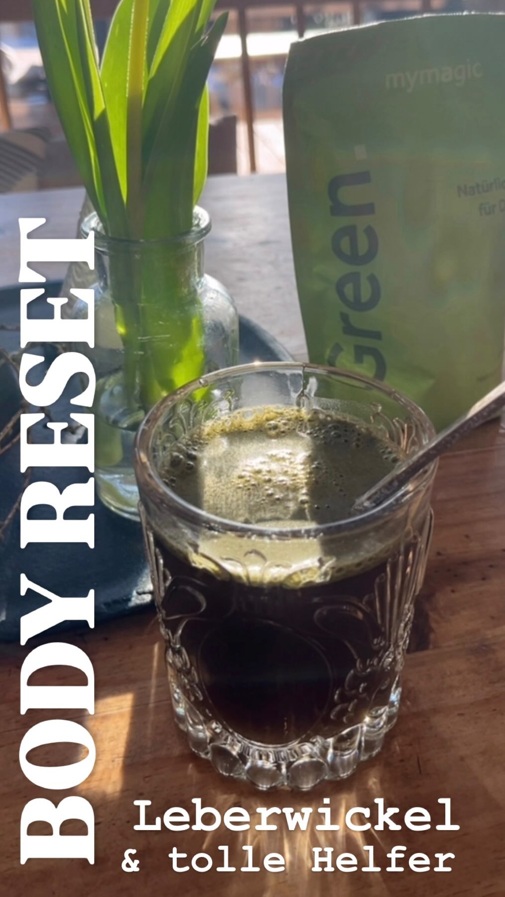 BODY RESET
Die Leber ist unser wichtigste Organ für die Entgiftung des Körpers!
Sie wird immer stärker beansprucht durch Giftstoffe aus unserem Alltag zB in Form von Pestiziden, Lebensmittelzusatzstoffe, ungesunde Fette, Abgasen, Chemikalien, Putzmitteln oder Kosmetik, Kleidung, Medikamente, Zucker, Alkohol…
Wie kannst du deine Leber entlasten ?
- Regelmäßig Bitterstoffe in die Ernährung einbauen: Löwenzahn, Schafgarbe, Artischocke, Radicchio.. oder in Form von Kapseln wie die Leber Komplex Kapseln @hawlik_gesundheitsprodukte
- Altbewährte Hausmittel wie Leberwickel. Zb als Kur! Sie Entspannen, regen die Durchblutung der Leber an und unterstützen bei der Entgiftung.
- Ein wunderbarer Helfer ist auch das GREEN von @hawlik_gesundheitsprodukte natürliche Power, Hochwertig Vitalpilze, Vitamine, Mineralstoffe, Botanicals, Algen & Enzyme für Deine gesunde Ernährung!
💚Wie geht ein Leberwickel:
- Kräuter Sud herstellen (1 TL Rosmarin 1 TL Schafgarbe 1 TL Lavendel mit 1 Liter kochendem Wasser übergießen und ~10 Minuten ziehen lassen.
Kleines Handtuch im Sud tränken (auswingen und unterhalb des rechten Rippenbogens auflegen. Zusätzlich einer Wärmflasche auflegen-verlängert die Wärmewirkung. Leg ein trockenes Woll oder Mulltuch noch darüber und pack dich gut ein. Etwa 30 Minuten einwirken und ruhen. Nach den Entfernen noch etwas liegen bleiben und den Körper noch ruhen lassen.
Ideale Zeit ist zwischen 12-14 uhr da die Leber hier am aktivsten ist, oder Abends vor dem Schlafen gehen. Ideal 2-3 Wochen als Kur, nach 5 Tagen immer 1-2 Tage Pause machen.
Perfekte Unterstützung kombiniert mit GREEN & Leber Komplex!
✳️Tipp: Mit dem Code: DETOX26 kannst du bei @hawlik_gesundheitsprodukte jetzt 20% auf das Green und die Kapseln sparen!
Hast du auch das Gefühl dein Körper verlangt nach Balance und einem „Restart“?
Hast du schon Erfahrung mit Leber Wickel?
Alles Liebe,
Meli mint
/anzeige
#detox #gesundheit #leber #leberwickel #hawlik #entgiften #vitalpilze #health #kräuterhexe #kräuterliebe