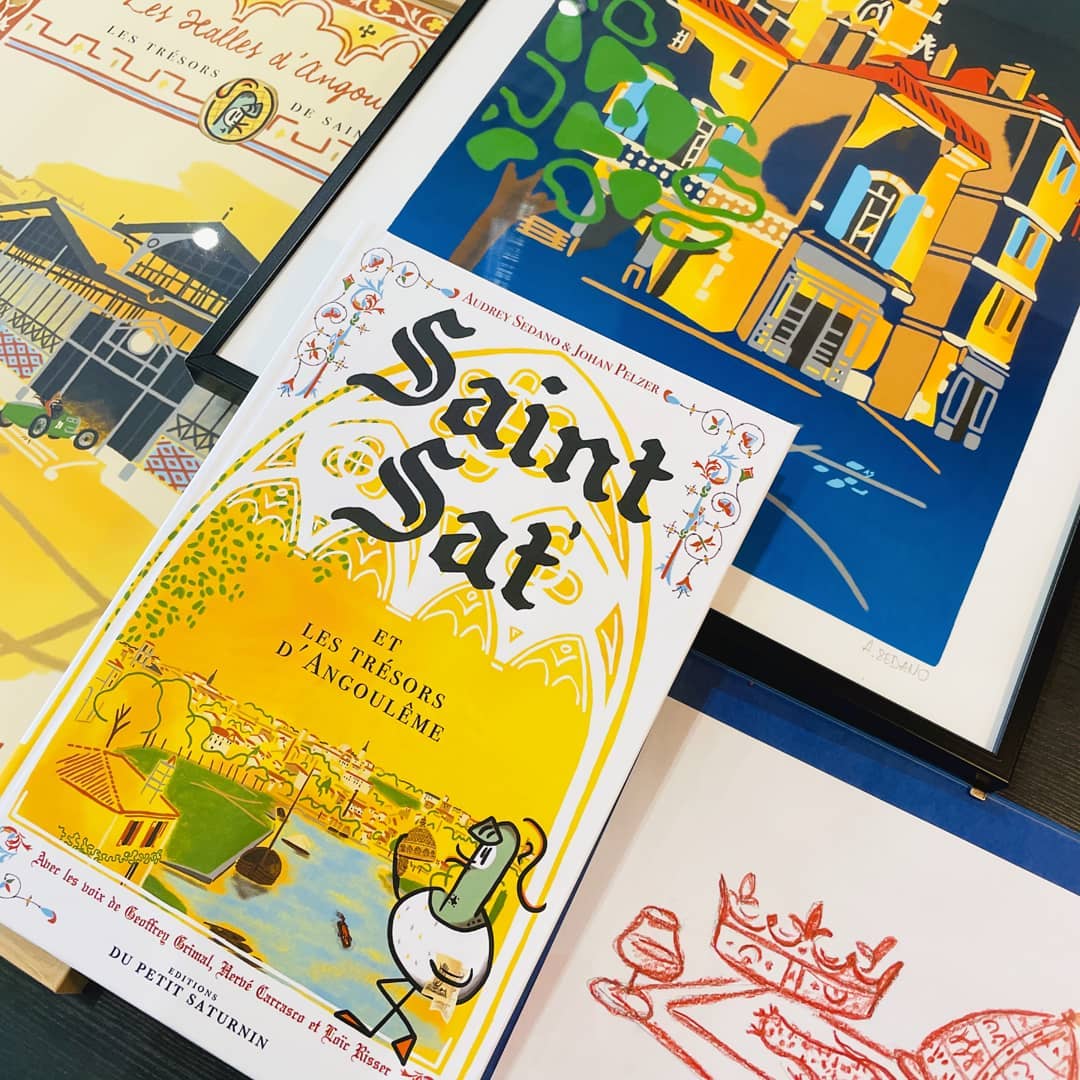 Déambulez dans le Grand Angoulême aux côtés de Saint Sat' et ses extravagants acolytes ! Dans ce second tome, petits et grands mènent l'enquête en s'amusant, tout en (re)découvrant le patrimoine d'Angoulême et ses alentours ! Un grand nombre de nos illustrations s'inspire également de l'univers de Saint Sat' et de son aventure à Angoulême.
Le livre et les œuvres sont évidemment disponibles dans notre @showroom57.angouleme, 57 rue de Genève à Angoulême, et également sur notre site internet !
.
.
.
#angouleme #angoulemeaugmentée #galerie #galerieart #galeriedart #bandedessinee #editionspetitsaturnin #bookstagram #augmentedrealitybook #bookish #patrimoineaugmenté #artsurmesure #artcontemporain #artoftheday #artwork #illustration #illustrationpatrimoine #patrimoine #patrimoineculturel