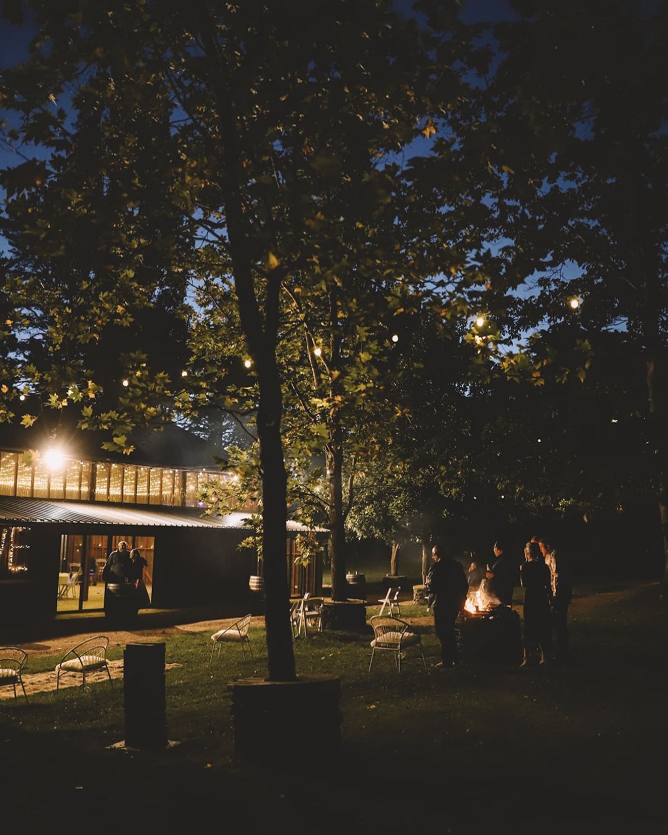 Who doesn’t like a good old fire pit?! Especially with friends and drinks 🍹 🍷🍺
📷 @madifitzgeraldphotography
#barnweddings #weddingvenue #weddingreception #weddingdaydetails #barnvenue #countrywedding