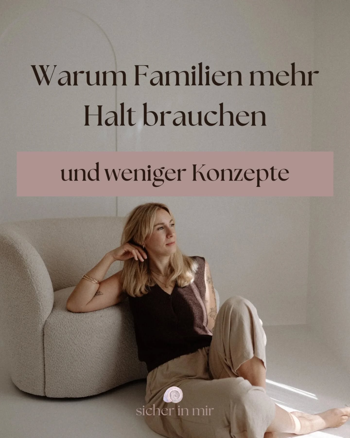 Manchmal wird erst in Phasen des Umbruchs klar,
wie viel wir eigentlich schon so lange tragen.
Die letzten Monate haben mir sehr deutlich gezeigt,
wie erschöpfend es ist,
in einer Welt zu funktionieren,
die Anpassung als Maßstab nimmt.
Und wie viel schwerer es wird,
wenn man Kinder begleitet,
die diesen Maßstab nicht erfüllen können.
Nicht, weil sie nicht wollen.
Sondern weil ihr Nervensystem etwas anderes braucht.
Ich erlebe in meiner eigenen Familie,
wie schnell Überforderung entsteht,
wenn viele Bedürfnisse gleichzeitig da sind.
Wenn innere Unruhe laut wird.
Und irgendwann der Rückzug folgt,
weil der Berg einfach zu groß scheint.
Was mir immer klarer wird:
》Familien brauchen nicht noch mehr Konzepte.
》Nicht noch mehr Methoden.
》Nicht noch mehr „So sollte es gehen“.
♡ Was fehlt, ist Halt. Sicherheit.
♡ Regulation.
♡ Ein sicherer Rahmen, in dem Nervensysteme sich orientieren dürfen.
Genau deshalb verändert sich mein Fokus.
Meine Arbeit bleibt körper- und nervensystemorientiert.
Und gleichzeitig wird sie wieder näher am Familienalltag sein.
》Dort, wo es nicht theoretisch ist.
》Dort, wo Kinder, Eltern und das Leben selbst laut werden.
Ich möchte Räume halten, in denen Entlastung möglich wird.
In denen nicht repariert werden muss,
sondern verstanden werden darf.
~ Für mehr Balance.
~ Mehr Verbindung.
~ Und mehr Leichtigkeit im Miteinander.
Offline in Bad Dürkheim.
Und online in meinen Räumen.
Ich freu mich, wenn dabei bist ♡
Love ♡
Carola