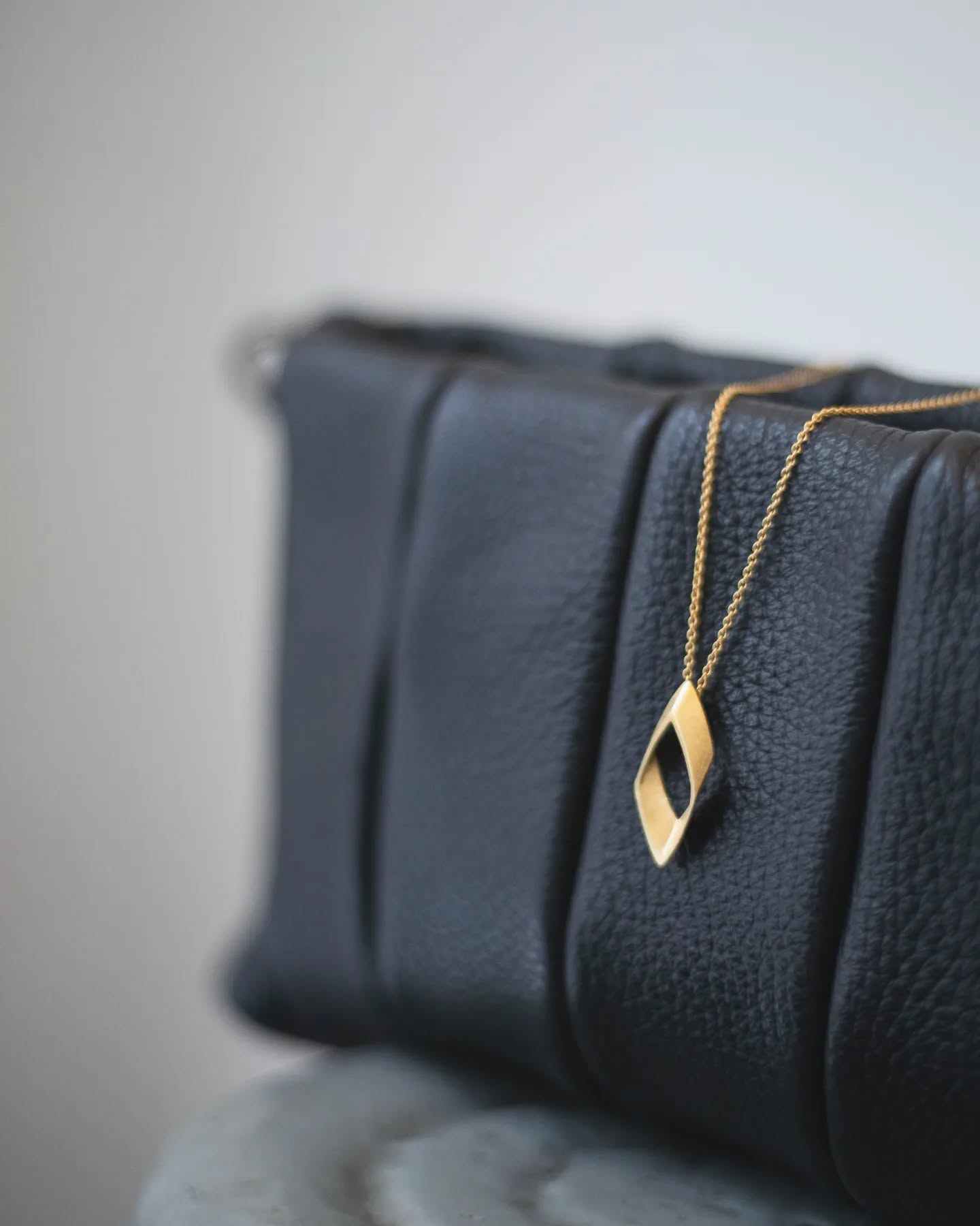 Another shot of my talented friend @emilia_pan and my bestselling, everyday necklace featured on a black classic by @hugbagsandmore .
The reason I love this becklace so much is because it's so versatile. It can be a morning necklace, a perfect piece for layering or an elegant neck adornment for an evening out. Plus that is is one of the few pieces you can also find in 14ct gold in my online store.
If you want to check it out in person, don't hesitate to visit @jewelrydelft in Delft. @bygaut will be thrilled to welcome you!
.
.
.
.
.
.
.
.
.
.
#katerinapimenidu #katerinapimenidujewellery #finejewelry #14kgold #benchjeweller #finejewellery #designerjewelry #handmadejewellery #goldjewelry #slowjewelry #finejewelrydesign #contemporaryjewelrydesigner #sustainablejewelry #benchjeweler #katerinapimenidujewellery #katerinapimenidu #minimaljewelry #weddingjwellery #daintynecklace #minimalistjewelry #goldnecklace