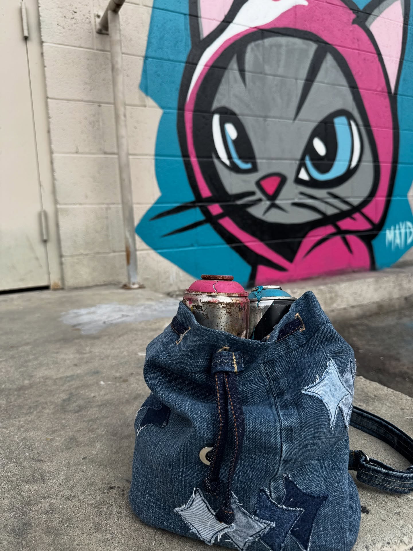 Dreamy in the streets 💙✨
A moment where up-cycled denim, paint splatters, and city walls collide. Made to wander alleyways, hold your essentials, and soak up the art along the way. Stars, spray cans, and a whole lot of attitude 😈
Featured Artist: @mayd1 💕
#losangelesgraffiti #graffiti_n_wallart #streetart_addiction #upcycleddenimbag #sustainablefashion