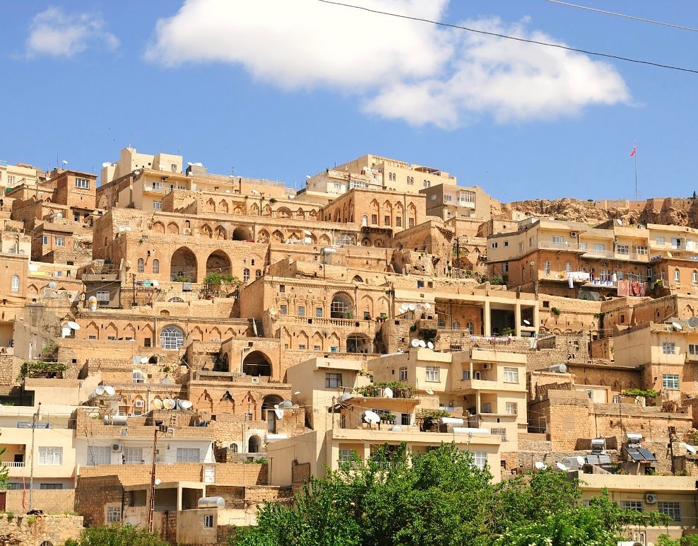 Destinos 2023 • #Mardin
Mardin, una de las tres ciudades del mundo que están completamente protegidas
Mardin es una ciudad mágica del tiempo... Mira hacia Mesopotamia, donde florecieron las culturas antiguas. Desde el momento en que entras en el centro histórico de la ciudad, te sientes como si hubieras caído en otro mundo. Es una ciudad de piedra; Es como si las piedras te hablaran en cualquier momento y te dijeran algo en cualquier momento. Mardin es una ciudad que lleva las huellas del pasado en cada rincón, con casas en armonía con la pendiente del terreno, calles estrechas con escaleras, bazares. Merece plenamente la definición de “ciudad de cuento”.
Mardin se encuentra en la intersección de Mesopotamia y Anatolia, que guía la historia. Y mantiene vivas diferentes culturas en cada época. Esta atmósfera única de la ciudad atrapa y atrae a la gente de inmediato. Al pasar por una mezquita y pasar por una de las calles estrechas, te encuentras con una iglesia asiria. Las pinturas en las casas de piedra, las aldabas, las decoraciones en las ventanas te transportan a una atmósfera completamente diferente. Por eso Mardin es una de las tres ciudades que están completamente protegidas, junto con Jerusalén y Venecia.
#mardin #turquia #mesopotamia #turismo