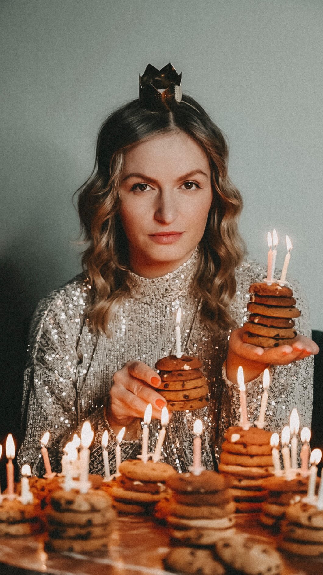 40 ✨🎂 Gesund, glücklich, dankbar und plötzlich vierzig.
Danke an meine Mama fürs Leben ❤️
Und ein ganz großes Danke an mich selbst fürs Durchhalten, Loslassen, Mutigsein und immer wieder neu anfangen.
Mit 40 dachte ich früher:
Haus, Mann, Kinder, alles sortiert, Haken dran.
Spoiler: kam anders.
Stattdessen: Ein Leben auf Mallorca, ein kleiner Hund an meiner Seite, viele Umwege, mutige Entscheidungen, offene Fragen und ganz viel echtes Leben dazwischen 🌊☀️
Nicht alles ist fertig.
Nicht alles ist geplant.
Aber vieles fühlt sich heute genau richtig an.
Ich lese eure Glückwünsche mit einem Lächeln, einem vollen Herzen
und ziemlich viel Vorfreude auf das, was noch kommt ✨
Here I am. 40. Und ehrlich gesagt: Ich bin so gespannt auf alles, was kommt 🥂💫