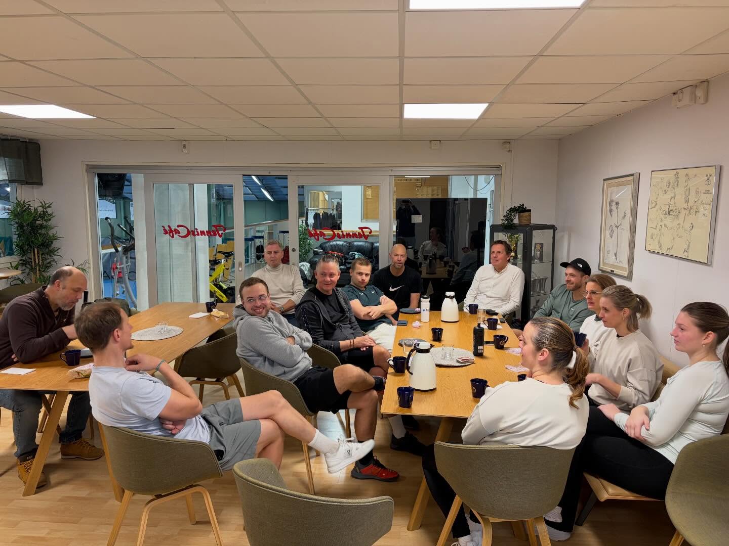 Årets första frukosttennis för KTK Affärsnätverk arrangerades i morse. 🎾 🤝
Ett peppat gäng bjöd på en härlig stämning i hallen. 👏
Stort tack till vår partner @linneaochnello för supergoda frallor. 😋
Intresserad av att veta mer om nätverket.
Maila patrik.larsson@ktk.nu 🎾