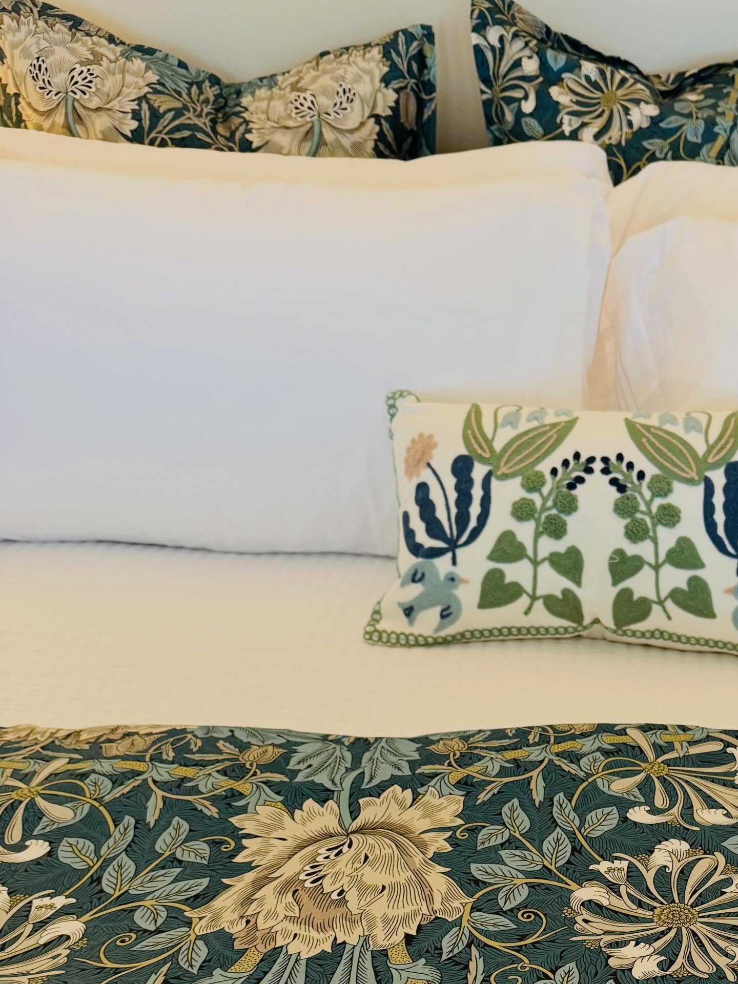 William Morris is famous for proving that great design never dates. 🌿
His nature-inspired patterns, handcrafted detail, and commitment to quality helped shape the Arts & Crafts movement—and still influence interiors today.
Timeless then. Timeless now.
And this bed is dressed with classic crisp white sheets and a white quilt so the William Morris print on the duvet doesn’t overwhelm but perfectly pops! 🌿
#williammorrisprint #historicaldesign #lakemichiganshore #cottagelifestyle #southwestmichiganinteriordesign