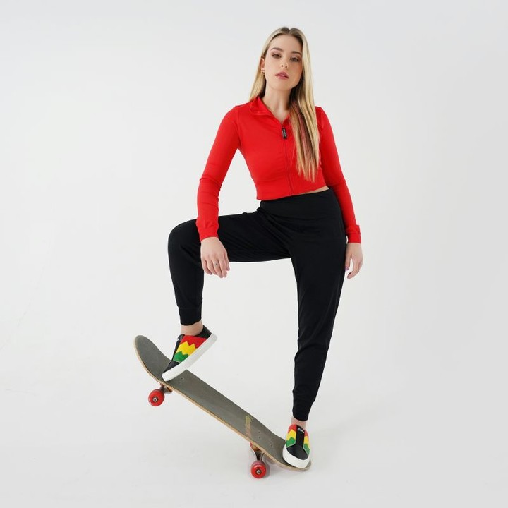 #TBT for @mytombos.
A simple background makes your subject stand out. Focus on the feet, people.
#photoshoot #photography #onset #onlocation #fashionphotography #African #Africanshoes