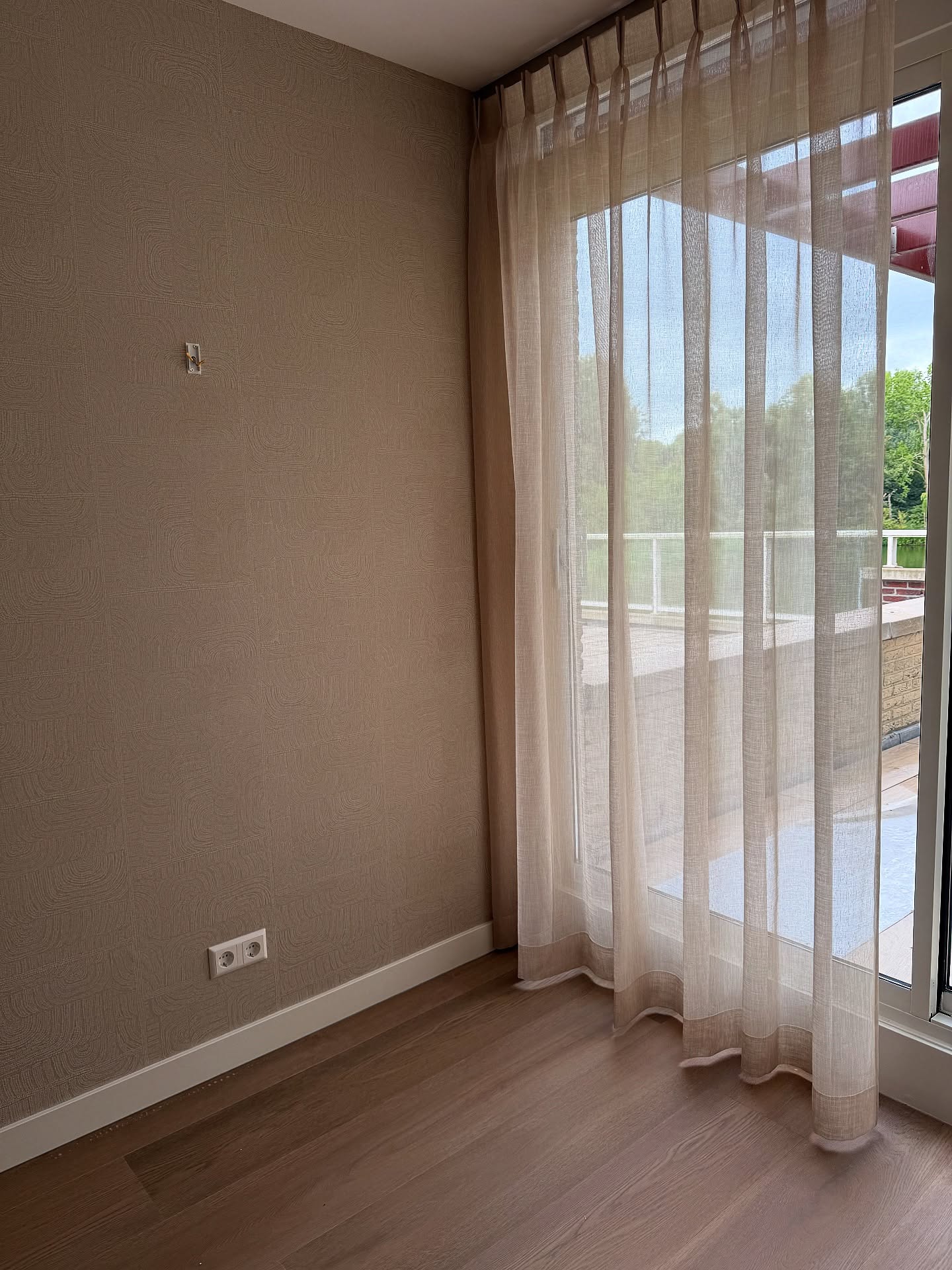 Een mooie combinatie van licht en karakter ✨
De zachte vitrage laat het daglicht prettig binnenvallen, terwijl het behang met print zorgt voor sfeer en uitstraling. Roos heeft deze combinatie bij de klant aangebracht, met een resultaat dat de ruimte warm, rustig en persoonlijk laat aanvoelen.