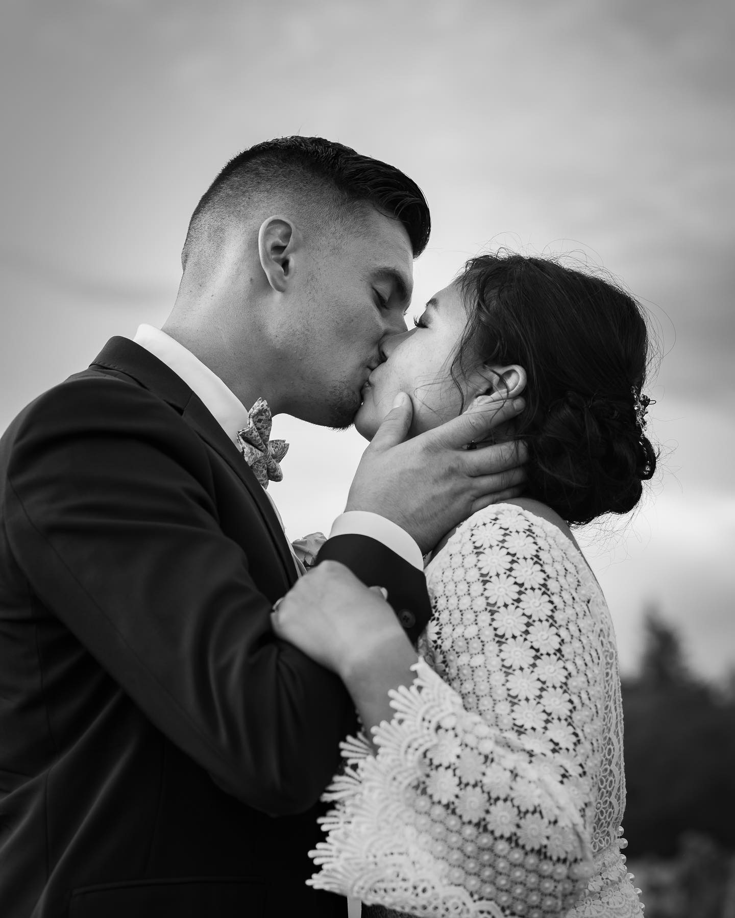 🤍 Coralie & Cédric 🖤 Septembre 2023 💫
✨💥 Mariage de rêve au cœur des vignes du val d’oingt à @labastidedeshirondelles, avec l’incroyable wedding planneur Julie à l’organisation @enjoy_evenements_lyon 💥✨
Reportage complet du mariage bientôt en ligne 💫 :
https://emmanoam.com/histoires-de-vie
#mariage #mariage2023 #mariage2024 #mariage2025 #wedding #photographemariage #photographemariagelyon #mariagelyon #valdoingt #mariagebeaujolais #weddingdress #robedemariee #love #weddingphotographer #weddingphotographerfrance #portrait #nikon #bnw #bnwphotography #lyon #rhone #groom #costumemariage #weddingfrance #justmarried #weddinginspiration #blogmariage #weddingplanner #emmanoam #igerslyon