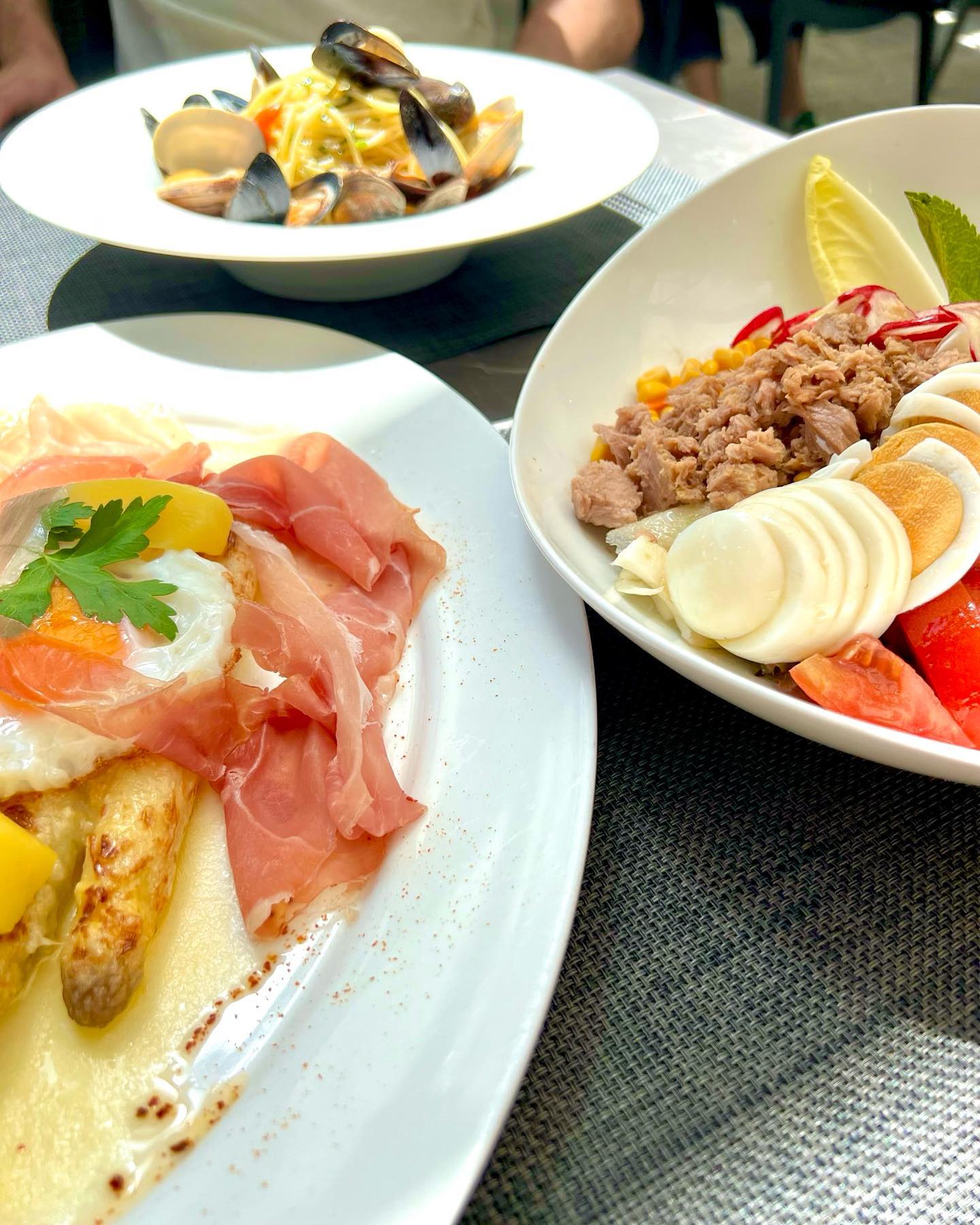 Buona Domenica ragazzi ☀️ heute findet ihr auf unserer Tageskarte frischen Spargel aus Schrobenhausen und Vongole 🐚 Kommt vorbei und genießt die Sonne auf unserer neuen Terrazza ⛱ A Dopo 👋🏻 #tuttipazziperlacucina #italianfoodmunich #münchen #lacucina #restaurantsmünchen #pizzapastaandmore