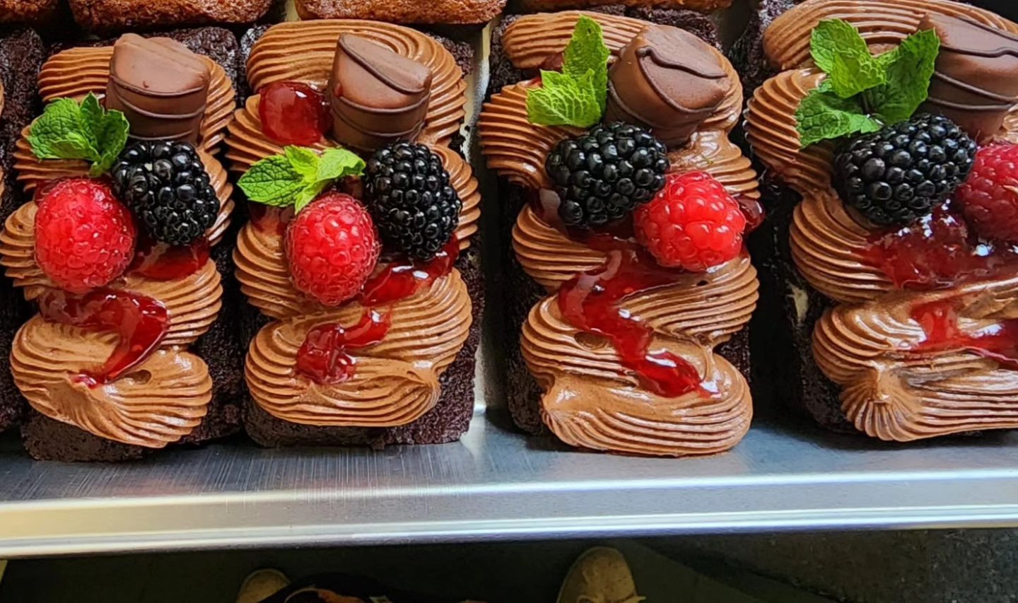 🌟 Dag 3 van onze lekkernijen-week! 🌟
Ben je klaar voor een smaakexplosie? Maak kennis met de ster van onze collectie bij het 𝗭𝘂𝗶𝗱𝗲𝗿𝘀 𝗙𝗲𝗲𝘀𝘁 𝗼𝗽 𝗵𝗲𝘁 𝗘𝗿𝗳 op 16 juni:
de Mini Chocolade Loaf Cake met Russische Chocoladeglazuur! 🍫✨
Bij Suikerbekkie Traktaties geloven we in de kracht van kwaliteit. Daarom gebruiken we alleen de allerbeste ingrediënten, met Callebaut chocolade als de schitterende ster van deze creatie. Denk aan een heerlijke, smeuïge mini cake in een schattige loaf vorm, perfect bedekt met een rijke, fluweelzachte Russische chocoladeglazuur. Een ware traktatie die je smaakpapillen zal verwennen!
Dit is onze eerste kennismaking met de lokale gemeenschap en we kunnen niet wachten om je te verwelkomen. Kom langs, proef, en deel in de vreugde van onze meest geliefde lekkernij. Elke hap is een klein feest op zich, speciaal gemaakt om jou te verrassen.
Zorg dat je deze onweerstaanbare traktatie niet mist. We zien je graag op het Zuiderfeest!
#Zuiderfeest #ChocoladeLiefhebbers #Callebaut #HeerlijkeTraktatie #MiniChocoladeLoafCake #SuikerbekkieTraktaties #LokaleGemeenschap #SmullenMaar