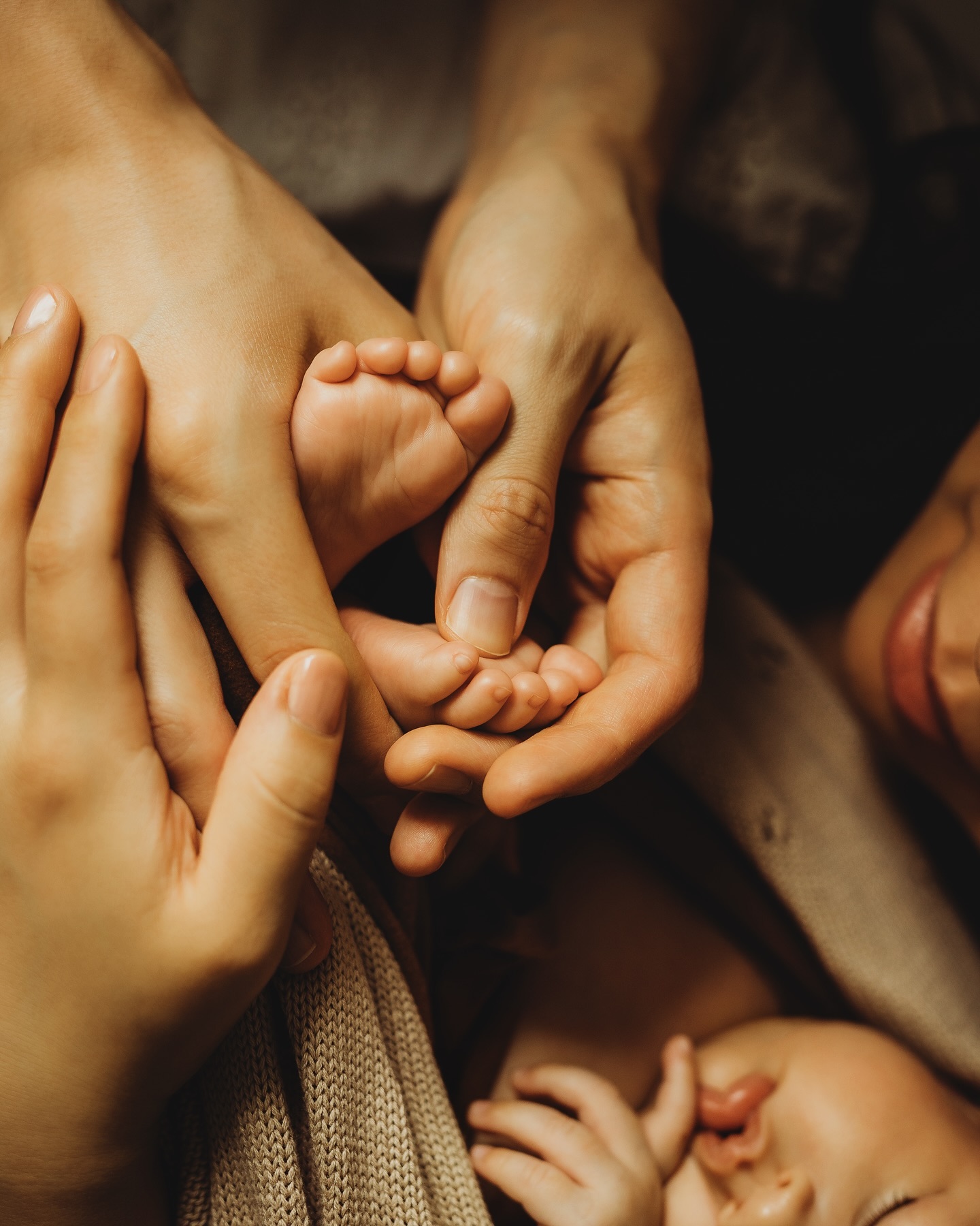 Ich bin diese Woche mal wieder extrem emotional, denn meine Jüngste geht nun in den Kindergarten, was hier in der Schweiz ja schon Teil des Schulsystems ist. Ich habe viele gemischte Gefühle- ich bin stolz auf meine kleine Maus, aber ich vermisse sie auch. Am meisten schmeißt mich die Tatsache aus der Bahn, dass sie so schnell groß werden. Es klingt wie eine Floskel, man liest und hört es andauernd und dennoch trifft es mich wie ein Blitz. Es ist als hätte ich gestern noch ihre kleinen Füßchen geküsst und heute geht sie schon in den Kindergarten und meine Große sogar schon in die zweite Klasse.
Tja, und eine Sache macht mich besonders traurig- dass ich nicht viele Fotos habe, wo ich mit ihnen drauf bin als sie noch kleiner waren. Es ist typisch, ich bin selbst Fotografin und halt immer hinter der Kamera. Jetzt mache ich’s besser und sehe zu regelmäßig ein schooling zu buchen. Aber die Zeit von früher bringt mir niemand wieder zurück.
Wie sieht’s bei euch aus? Hast du Fotos von dir und deine Kleinen?
Egal ob mit mir oder meinen Kollegen- ich empfehle von ganzen Herzen in Shootings zu investieren. Es wird der Tag kommen, an dem ihr dankbar sein werdet für eure Erinnerungen und diese Fotos werden eurer größter Schatz sein! Für euch UND eure Kinder ❤️
Habt einen schönen Freitag 🫶🏼
Eure Marion