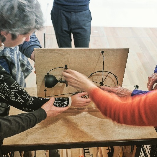 LektĂŒreempfehlung fĂŒr die Weihnachtstage: Unser neues Themendossier âInklusion und DiversitĂ€tâ, das mediamus in Zusammenarbeit mit der Fachstelle Kultur inklusiv erarbeitet hat.
Das Dossier bietet eine thematische EinfĂŒhrung zu Inklusion und DiversitĂ€t in der Museumsvermittlung, listet Tools und Publikationen auf und gibt einen Ăberblick ĂŒber aktuelle inklusive Vermittlungsprojekte in Schweizer Museen - u.a. @cablausanne @museumzuallerheiligen @hauskonstruktiv @stadtmuseumaarau @museearianageneve @meg.geneve @bernhistmus @museelatenium @luganolac @zentrumpaulklee @mahgeneve
Zum Dossier gehts via Link in der Bio âïžoder via mediamus.ch
**
Lecture recommandĂ©e pour les fĂȘtes de fin d'annĂ©e : notre nouveau dossier thĂ©matique "Inclusion et diversitĂ©â.
En plusieurs parties, ce dossier propose une introduction Ă la mĂ©diation culturelle inclusive, une liste dâoutils et de publications ainsi quâune sĂ©lection de projets rĂ©alisĂ©s par les membres de notre rĂ©seau.
Le dossier est accessible via le lien dans la bio âïžou sur mediamus.ch
**
#inklusion #diversitÀtimmuseum #kulturelleteilhabe #inclusion #diversité @lalucarne @ocimpcsti @kuverum @hkb_arteducation @zhdk.master.art.education @forum.culture @forum_kultur_vermittlung
đ·: Tastwagen am Inklusionstag @museumtinguely , Foto: Daniel Spehr