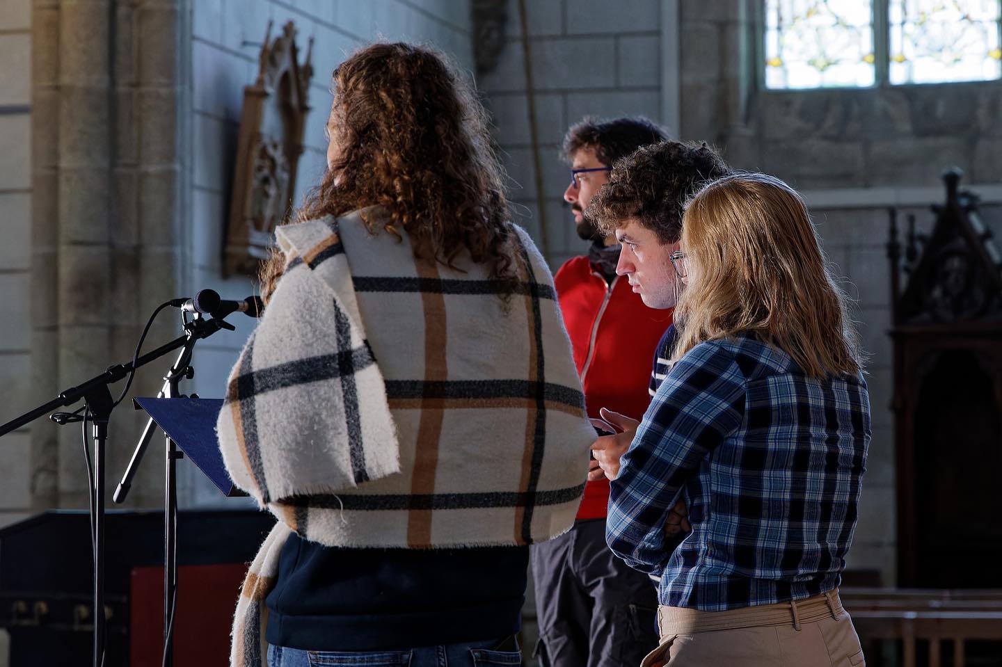 🇫🇷 Le temps d’une chanson, c’est dans la boîte !🎙
✨Le week-end dernier, nous avons vécu trois journées magiques d’enregistrement, d’une intensité folle. Une aventure rendue possible uniquement grâce à tous les contributeurs qui ont souhaité soutenir la réalisation de notre prochain disque. Un grand merci à eux !
👏🏻 Nous remercions chaleureusement la paroisse de Pont-Scorff et son recteur Jean-Marc Harnois qui nous a permis de réaliser ce travail dans d’excellentes conditions.
🎶 Un fastidieux travail de post-production commence aujourd’hui, sous la houlette de notre ingénieur du son Nicolas Haezebaert, pour vous délivrer un beau disque.
👉🏻 Nous vous tenons informés très vite des modalités de sortie de notre prochain disque.
🇬🇧 Le temps d’une chanson, it’s in the box! 🎙
✨ Last weekend, we experienced three magical days of recording, of crazy intensity. An adventure made possible only thanks to all the contributors who wanted to support the production of our next record. A big thank you to them!
👏🏻 We warmly thank the parish of Pont-Scorff and its rector Jean-Marc Harnois who allowed us to carry out this work in excellent conditions.
🎶 A tedious post-production work begins today, under the leadership of our sound engineer Nicolas Haezebaert, to deliver you a beautiful record.
👉🏻 We will keep you informed very quickly of how to release our next record.
📸 Francis Payol, octobre 2022
#ensemblesottovoce #letempsdunechanson #recording #ensemble #quartet #vocal #classical #music #disc #release #savethedate #ensemblevocal