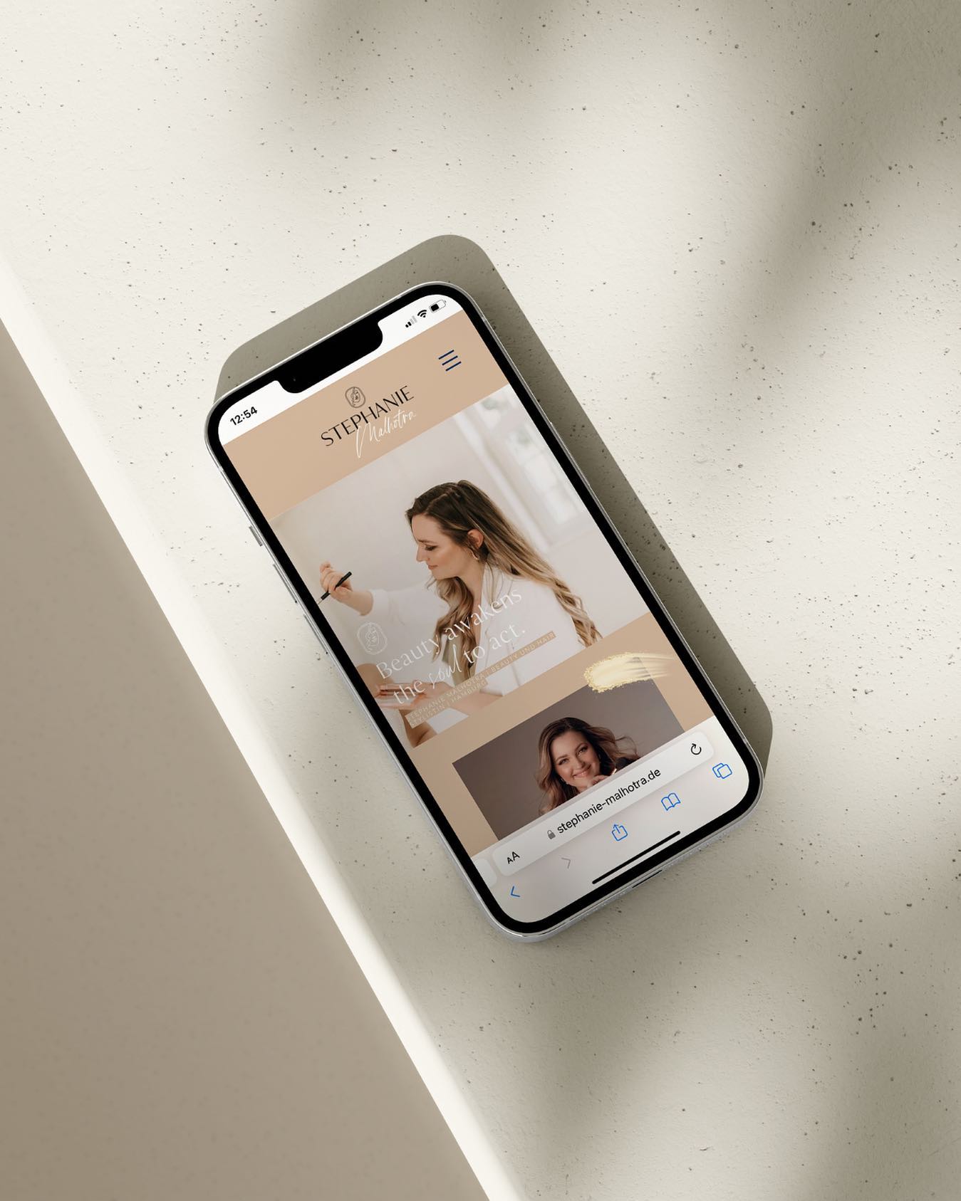 Das Projekt von der lieben Steffi ist vor meinem Urlaub online gegangen! Hier seht ihr die mobile Ansicht der Webseite 🤍 Das gesamte Branding - unterstreicht Steffis Einzigartigkeit und die Liebe zu ihrer Arbeit! Es zeigt nicht nur ihre lebensfrohe, geerdete Art und Weise, vor allem aber vermitteln die sanften, erdigen Töne die pure Schönheit aller Frauen. Ganz nach den Werten Steffis : ,,Jede Frau ist schön & wertvoll - du darfst dich so fühlen!“
Das Branding zeige ich euch auf jeden Fall noch. Hüpft gerne mal auf ihre Webseite! Und gebt mir euer Feedback ✨🙂
www.stephanie-malhotra.de
#soulfulbranding #soulful #vectorliebe #designerin #grafikerin #webseite #holisticbranding #webseitengestaltung #branding #oldenburg #bremen #mediengestalter #grafiker #beauty #hairandmakeup #brautstyling #hamburg