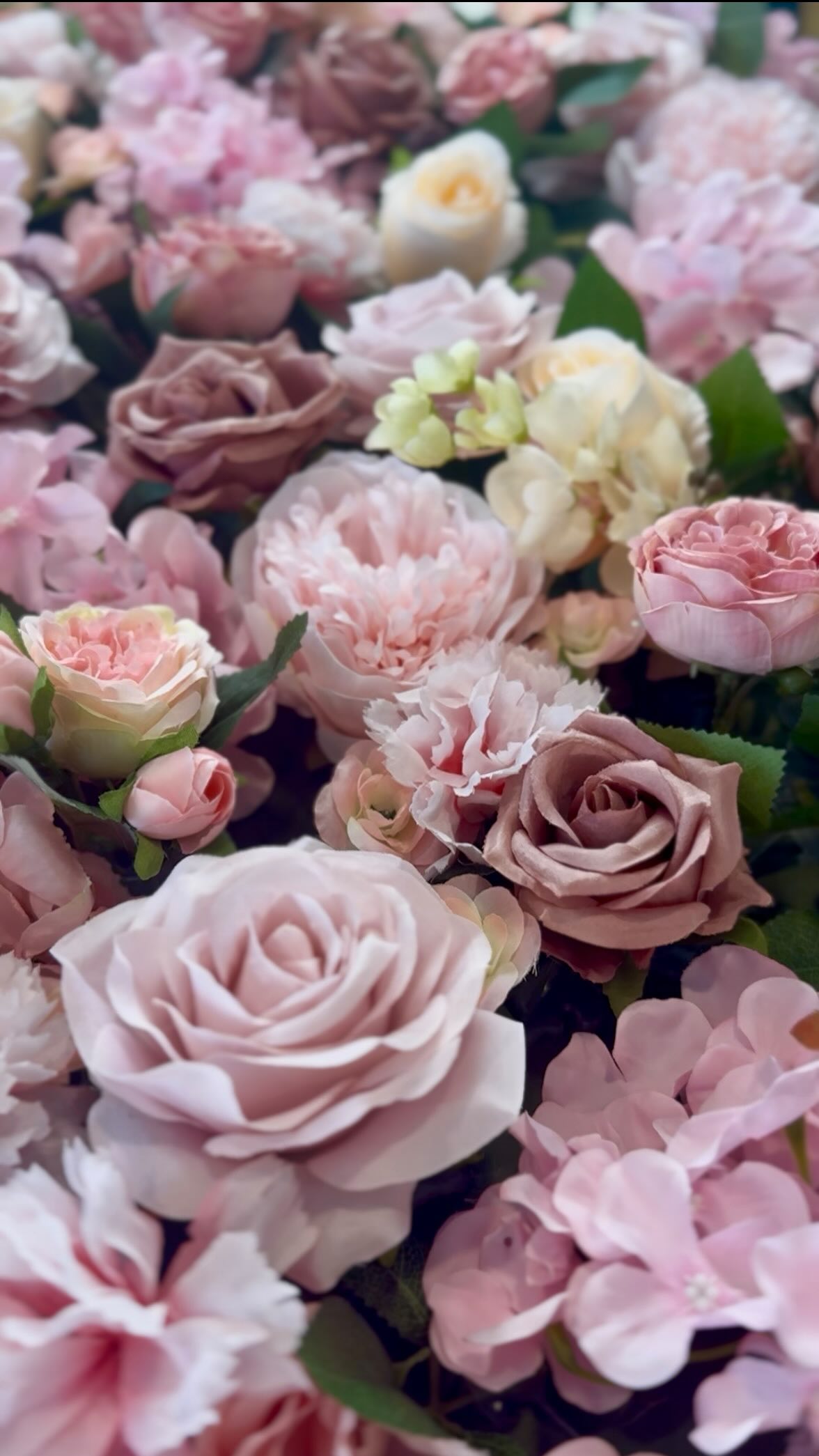 bit of spring in this snowy season 🌸❄️
New flower wall in progress. ☺️
#flowerwallrental #eventbackdrops #phillyevents