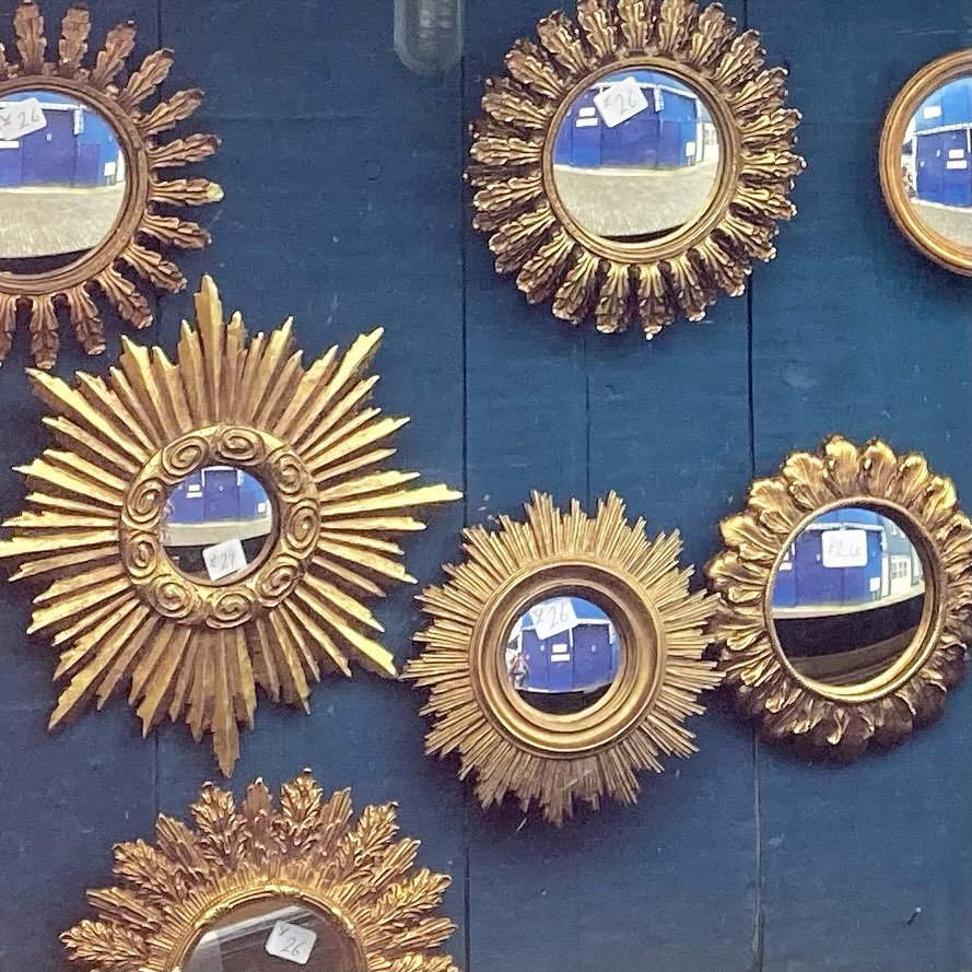 đȘ Mirror, Mirror on the wall
Here is another powerful adjustment we use in Feng Shui, inside or outside your space. Mirrors allow us to:
đĄïž Protect you from Bad Qi coming from sharp angles we call poisoned arrows. For example, the angle of a building pointing at your home or business
âïž Multiply the Qi coming into your entryway
đ« Or prevent it from going down your drains (yes, thatâs a thing!)
And so much more... follow us to harness the fascinating powers of mirrors!
đ«đ· Miroir, mon beau Miroir
Voilà un autre ajustement puissant utilisé dans le Feng Shui. Les miroirs nous permettent de :
đĄïž Vous protĂ©ger des Ă©nergies nĂ©gatives venant des angles saillants, que lâon appelle flĂšches empoisonnĂ©es. Par exemple, lâangle dâun bĂątiment pointant vers votre maison ou commerce
âïž Multiplier le Qi arrivant dans dans votre entrĂ©e
đ« Ou Ă©viter quâil ne sâĂ©chappe par vos canalisations (eh oui, câest un sujet !)
Et bien plus encore... suivez-nous pour exploiter les pouvoirs fascinants des miroirs !
#mirrormirror #fengshuifrance #fengshuimagic #intentionaldesign #goodvibes #fengshuiexpert