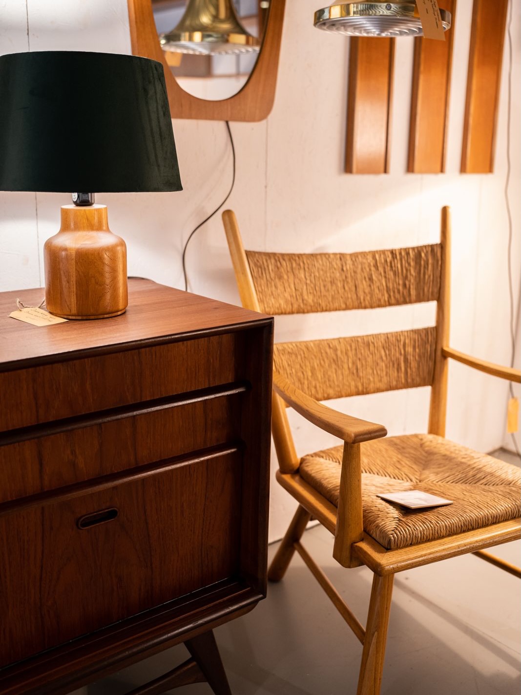 Come and explore our warehouse, filled with one-of-a-kind vintage and design treasures — from eye-catching furniture to unique accessories!
Open every Saturday from 12:00 to 16:00
Tony’s Vintage | Westvlietweg 74-A3, 2495 AB The Hague