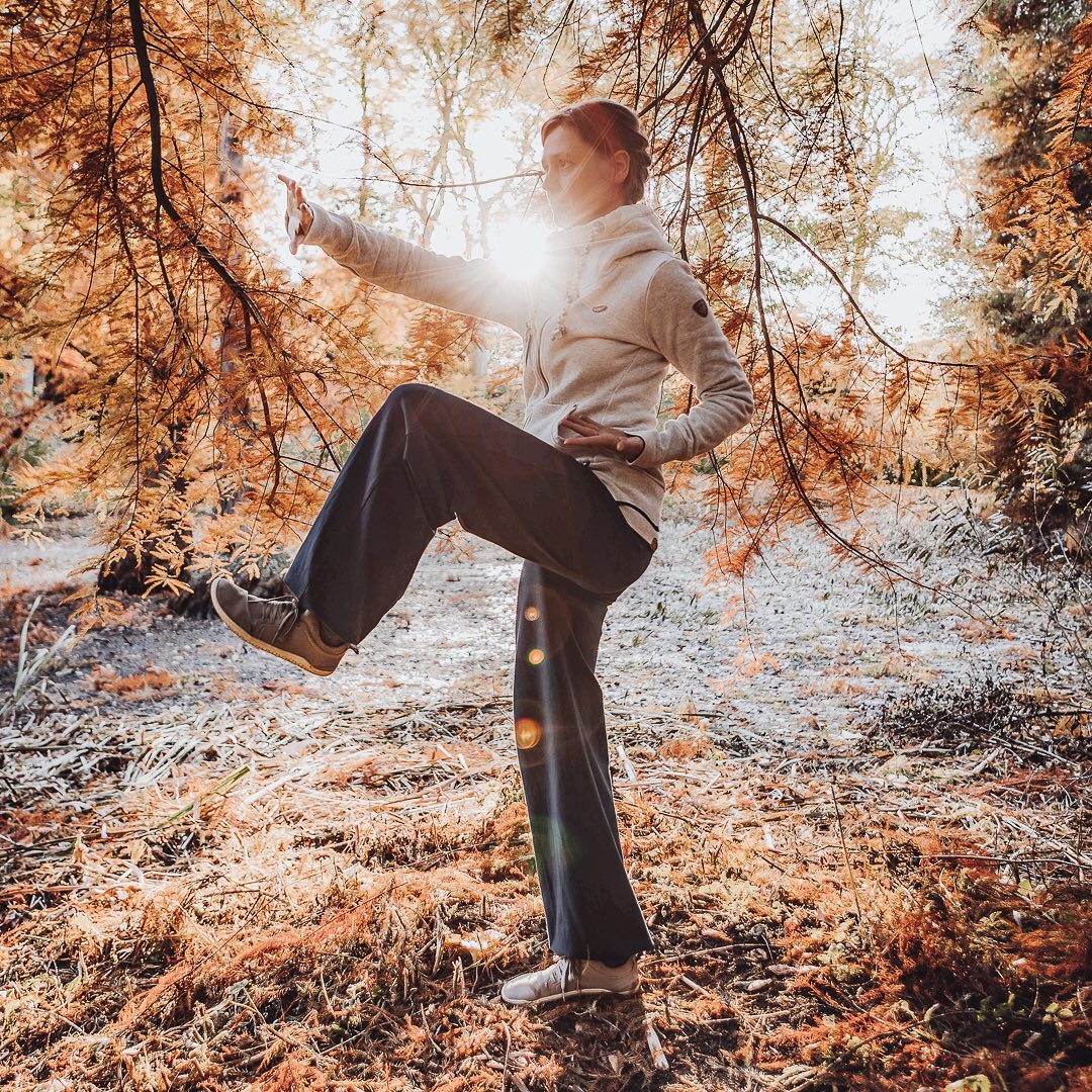 (Er-) Strahle in 2022! ☀️
Ich wünsch' dir ein frohes neues Jahr 🎉
.
.
.
.
.
#healthynewyear2022 #sunshine2022 #daoflow #taichideutschland #qigongdeutschland #taichionline #qigongonline #taichiqigong #schönebewegung #lebenimjetzt #achtsamleben #innerebalance #innereharmonie #imeinklangmitmir #ruhigergeist #auszeitvomalltag #durchatmen #ausgeglichenheit #stressbewältigung #körperbewusstsein #sportzuhause #gesünderleben