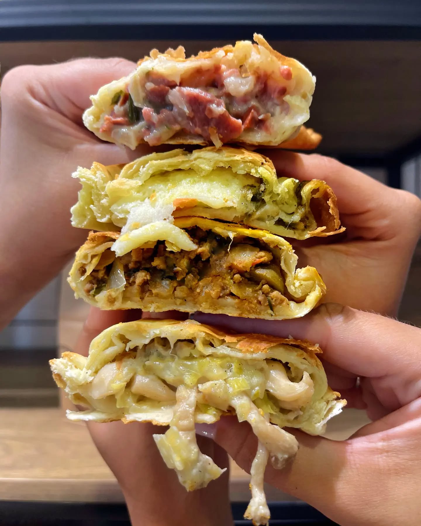 HEEY, qual vai ser a sua escolha de hoje? 👀
🥟 Calabresa com Catupiry®
🥟 Marguerita
🥟 Carne Picante Suave
🥟 Shimeji, alho - poró com queijos
Conta pra gente! Mas antes, não esquece de fazer o seu pedido! 😝
#empanadas #empanadasartesanais